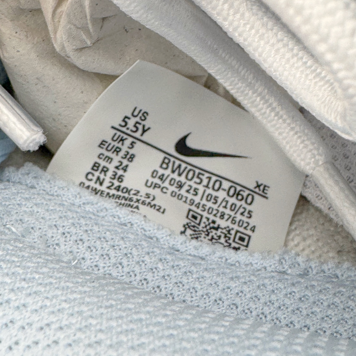 图片[12]-＃YC纯原 NK Dunk Low 洛水 BW0510-060 此款灵感溯洄千古名篇《洛神赋》，撷取洛神「翩若惊鸿，婉若游龙」之灵韵，以Dunk Low 鞋型化身现代载体，赋予经典新生，呈现洛神风华。整体采用盐水蓝为主色调，如洛水清波般清冽澄;冰川蓝Swoosh 标志跃然其上，蓝白交织，似冰晶初绽，亦是点睛之笔，步履间，尽显东方美学的灵动与优雅。定制系列天花板 无原鞋不开发 全系列得物原鞋一比一校对开发 配色持续更新中 终端对接 优势输出 全套原厂楦头原纸板数据档案倾力打造 原汁原味莞产 极致还原 圈内最强针车工艺 高端零售指定版 广东原厂配套原盒原标 鞋盒分三个尺码段 原厂冲刀 超高清洁度 全鞋零毛边皮料切割 采用原厂百宏鞋带以及原厂百宏织唛舌标 内标可供原厂几率过验 进口原装条纹中底布 四线拉帮白色点胶 原厂拉帮手法遵循公司 原厂电绣 极致还原 尺码：36 36.5 37.5 38 38.5 39 40 40.5 41 42 42.5 43 44 44.5 45 46-选品中心