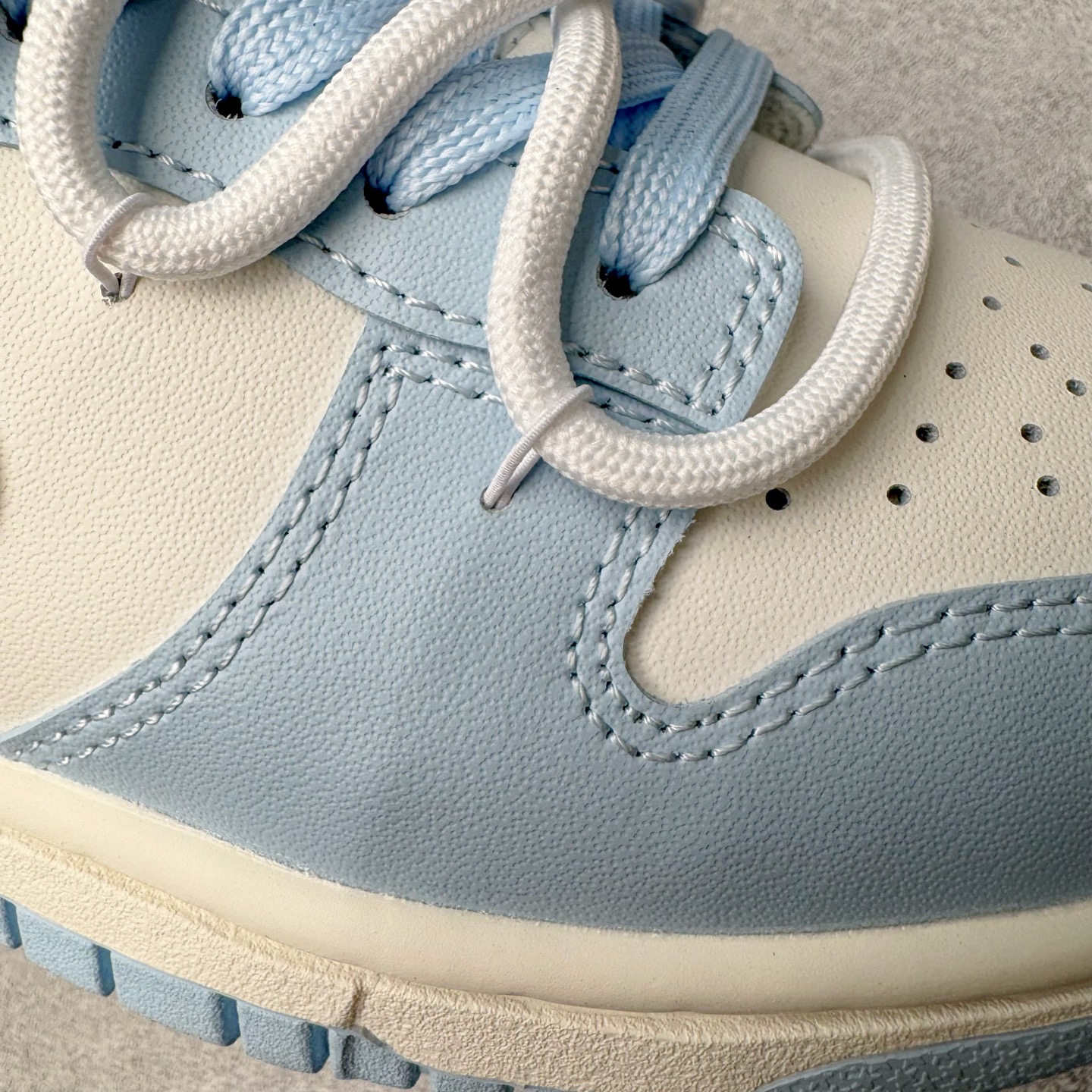 图片[18]-＃YC纯原 NK Dunk Low 洛水 BW0510-060 此款灵感溯洄千古名篇《洛神赋》，撷取洛神「翩若惊鸿，婉若游龙」之灵韵，以Dunk Low 鞋型化身现代载体，赋予经典新生，呈现洛神风华。整体采用盐水蓝为主色调，如洛水清波般清冽澄;冰川蓝Swoosh 标志跃然其上，蓝白交织，似冰晶初绽，亦是点睛之笔，步履间，尽显东方美学的灵动与优雅。定制系列天花板 无原鞋不开发 全系列得物原鞋一比一校对开发 配色持续更新中 终端对接 优势输出 全套原厂楦头原纸板数据档案倾力打造 原汁原味莞产 极致还原 圈内最强针车工艺 高端零售指定版 广东原厂配套原盒原标 鞋盒分三个尺码段 原厂冲刀 超高清洁度 全鞋零毛边皮料切割 采用原厂百宏鞋带以及原厂百宏织唛舌标 内标可供原厂几率过验 进口原装条纹中底布 四线拉帮白色点胶 原厂拉帮手法遵循公司 原厂电绣 极致还原 尺码：36 36.5 37.5 38 38.5 39 40 40.5 41 42 42.5 43 44 44.5 45 46-选品中心