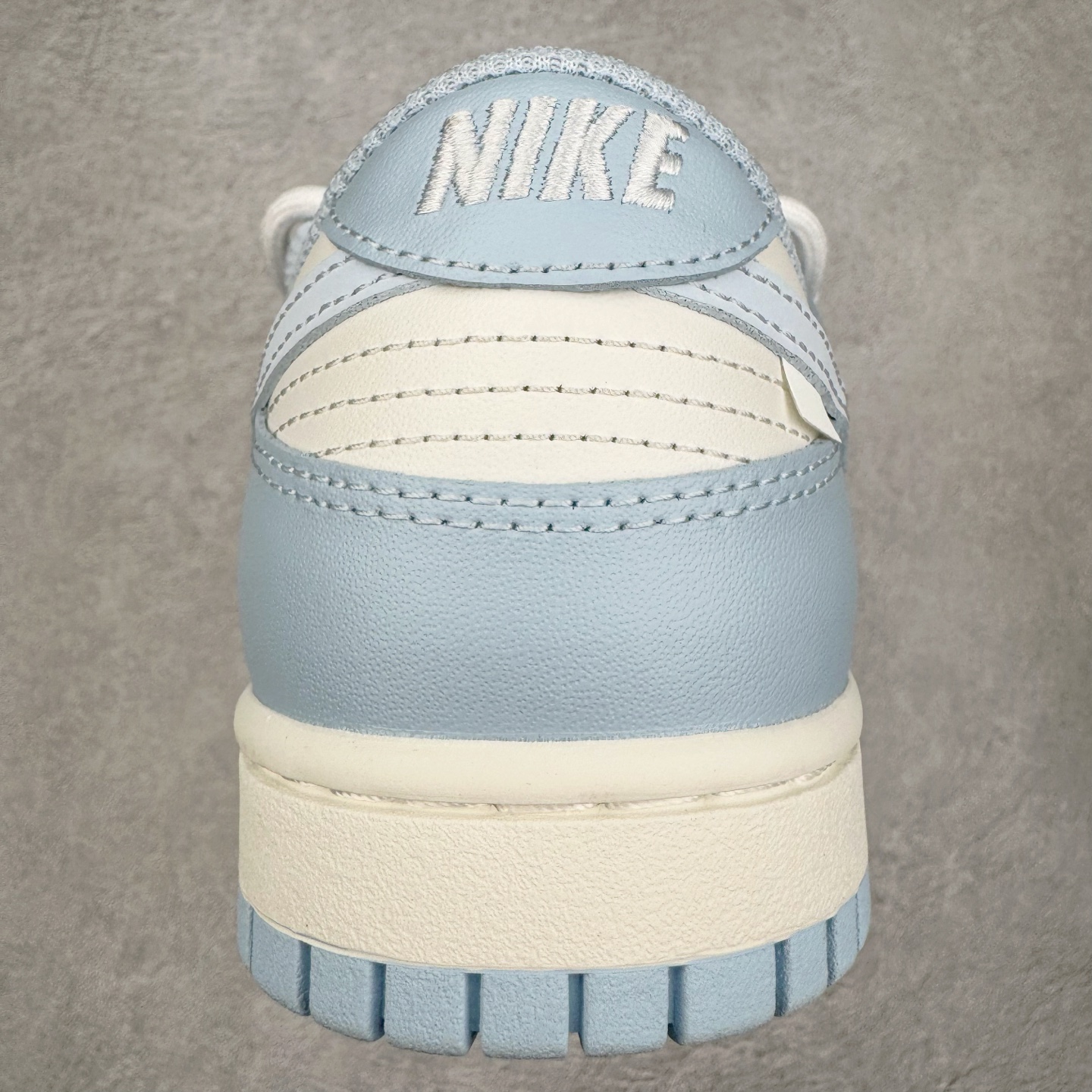 图片[8]-＃YC纯原 NK Dunk Low 洛水 BW0510-060 此款灵感溯洄千古名篇《洛神赋》，撷取洛神「翩若惊鸿，婉若游龙」之灵韵，以Dunk Low 鞋型化身现代载体，赋予经典新生，呈现洛神风华。整体采用盐水蓝为主色调，如洛水清波般清冽澄;冰川蓝Swoosh 标志跃然其上，蓝白交织，似冰晶初绽，亦是点睛之笔，步履间，尽显东方美学的灵动与优雅。定制系列天花板 无原鞋不开发 全系列得物原鞋一比一校对开发 配色持续更新中 终端对接 优势输出 全套原厂楦头原纸板数据档案倾力打造 原汁原味莞产 极致还原 圈内最强针车工艺 高端零售指定版 广东原厂配套原盒原标 鞋盒分三个尺码段 原厂冲刀 超高清洁度 全鞋零毛边皮料切割 采用原厂百宏鞋带以及原厂百宏织唛舌标 内标可供原厂几率过验 进口原装条纹中底布 四线拉帮白色点胶 原厂拉帮手法遵循公司 原厂电绣 极致还原 尺码：36 36.5 37.5 38 38.5 39 40 40.5 41 42 42.5 43 44 44.5 45 46-选品中心