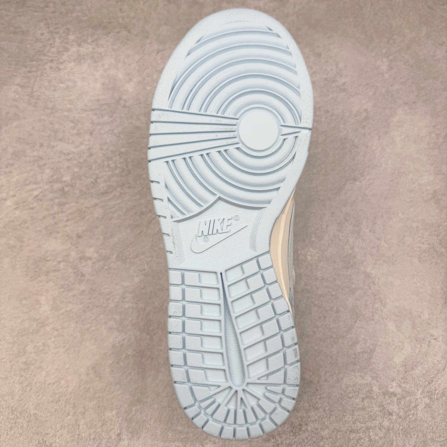 图片[9]-＃YC纯原 NK Dunk Low 洛水 BW0510-060 此款灵感溯洄千古名篇《洛神赋》，撷取洛神「翩若惊鸿，婉若游龙」之灵韵，以Dunk Low 鞋型化身现代载体，赋予经典新生，呈现洛神风华。整体采用盐水蓝为主色调，如洛水清波般清冽澄;冰川蓝Swoosh 标志跃然其上，蓝白交织，似冰晶初绽，亦是点睛之笔，步履间，尽显东方美学的灵动与优雅。定制系列天花板 无原鞋不开发 全系列得物原鞋一比一校对开发 配色持续更新中 终端对接 优势输出 全套原厂楦头原纸板数据档案倾力打造 原汁原味莞产 极致还原 圈内最强针车工艺 高端零售指定版 广东原厂配套原盒原标 鞋盒分三个尺码段 原厂冲刀 超高清洁度 全鞋零毛边皮料切割 采用原厂百宏鞋带以及原厂百宏织唛舌标 内标可供原厂几率过验 进口原装条纹中底布 四线拉帮白色点胶 原厂拉帮手法遵循公司 原厂电绣 极致还原 尺码：36 36.5 37.5 38 38.5 39 40 40.5 41 42 42.5 43 44 44.5 45 46-选品中心