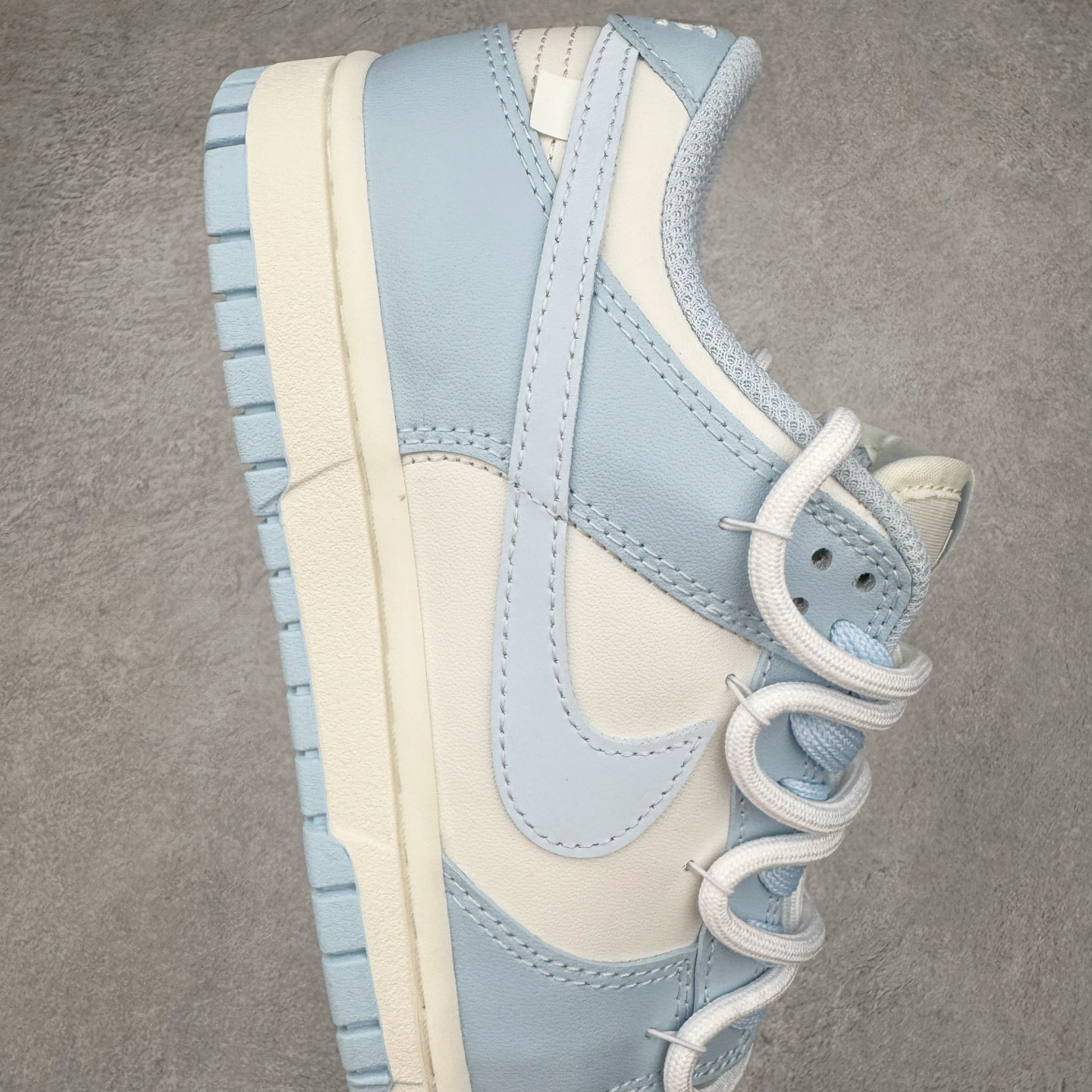 图片[6]-＃YC纯原 NK Dunk Low 洛水 BW0510-060 此款灵感溯洄千古名篇《洛神赋》，撷取洛神「翩若惊鸿，婉若游龙」之灵韵，以Dunk Low 鞋型化身现代载体，赋予经典新生，呈现洛神风华。整体采用盐水蓝为主色调，如洛水清波般清冽澄;冰川蓝Swoosh 标志跃然其上，蓝白交织，似冰晶初绽，亦是点睛之笔，步履间，尽显东方美学的灵动与优雅。定制系列天花板 无原鞋不开发 全系列得物原鞋一比一校对开发 配色持续更新中 终端对接 优势输出 全套原厂楦头原纸板数据档案倾力打造 原汁原味莞产 极致还原 圈内最强针车工艺 高端零售指定版 广东原厂配套原盒原标 鞋盒分三个尺码段 原厂冲刀 超高清洁度 全鞋零毛边皮料切割 采用原厂百宏鞋带以及原厂百宏织唛舌标 内标可供原厂几率过验 进口原装条纹中底布 四线拉帮白色点胶 原厂拉帮手法遵循公司 原厂电绣 极致还原 尺码：36 36.5 37.5 38 38.5 39 40 40.5 41 42 42.5 43 44 44.5 45 46-选品中心