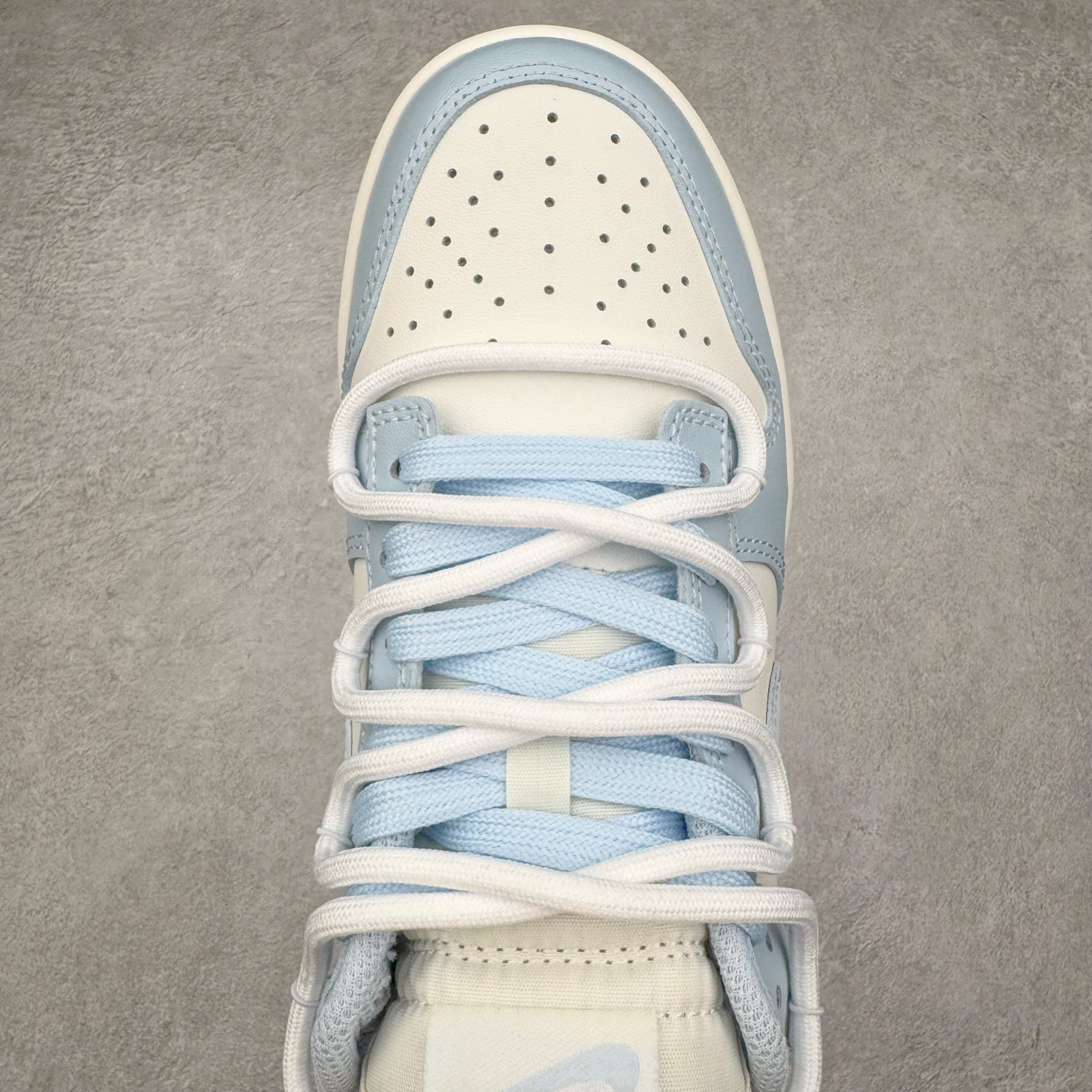 图片[4]-＃YC纯原 NK Dunk Low 洛水 BW0510-060 此款灵感溯洄千古名篇《洛神赋》，撷取洛神「翩若惊鸿，婉若游龙」之灵韵，以Dunk Low 鞋型化身现代载体，赋予经典新生，呈现洛神风华。整体采用盐水蓝为主色调，如洛水清波般清冽澄;冰川蓝Swoosh 标志跃然其上，蓝白交织，似冰晶初绽，亦是点睛之笔，步履间，尽显东方美学的灵动与优雅。定制系列天花板 无原鞋不开发 全系列得物原鞋一比一校对开发 配色持续更新中 终端对接 优势输出 全套原厂楦头原纸板数据档案倾力打造 原汁原味莞产 极致还原 圈内最强针车工艺 高端零售指定版 广东原厂配套原盒原标 鞋盒分三个尺码段 原厂冲刀 超高清洁度 全鞋零毛边皮料切割 采用原厂百宏鞋带以及原厂百宏织唛舌标 内标可供原厂几率过验 进口原装条纹中底布 四线拉帮白色点胶 原厂拉帮手法遵循公司 原厂电绣 极致还原 尺码：36 36.5 37.5 38 38.5 39 40 40.5 41 42 42.5 43 44 44.5 45 46-选品中心