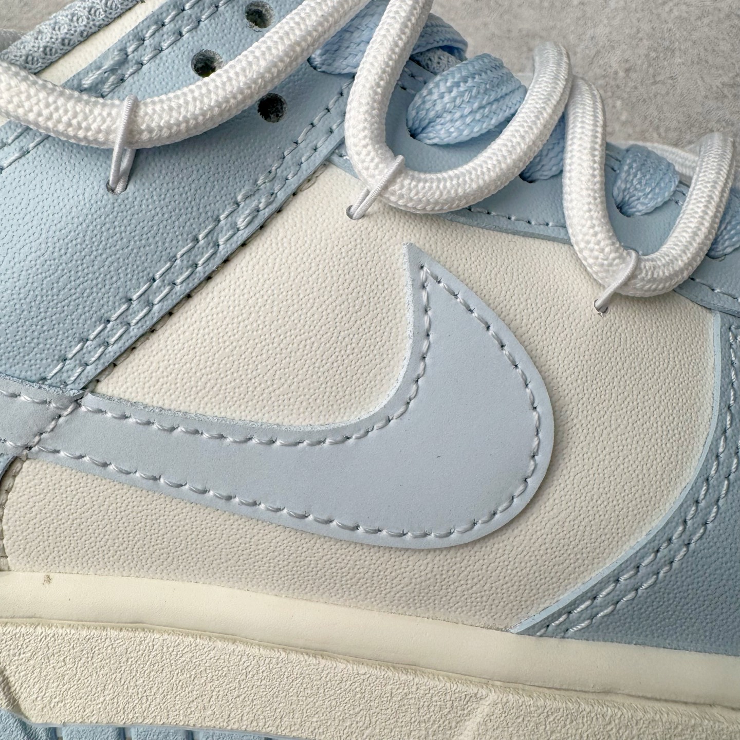 图片[17]-＃YC纯原 NK Dunk Low 洛水 BW0510-060 此款灵感溯洄千古名篇《洛神赋》，撷取洛神「翩若惊鸿，婉若游龙」之灵韵，以Dunk Low 鞋型化身现代载体，赋予经典新生，呈现洛神风华。整体采用盐水蓝为主色调，如洛水清波般清冽澄;冰川蓝Swoosh 标志跃然其上，蓝白交织，似冰晶初绽，亦是点睛之笔，步履间，尽显东方美学的灵动与优雅。定制系列天花板 无原鞋不开发 全系列得物原鞋一比一校对开发 配色持续更新中 终端对接 优势输出 全套原厂楦头原纸板数据档案倾力打造 原汁原味莞产 极致还原 圈内最强针车工艺 高端零售指定版 广东原厂配套原盒原标 鞋盒分三个尺码段 原厂冲刀 超高清洁度 全鞋零毛边皮料切割 采用原厂百宏鞋带以及原厂百宏织唛舌标 内标可供原厂几率过验 进口原装条纹中底布 四线拉帮白色点胶 原厂拉帮手法遵循公司 原厂电绣 极致还原 尺码：36 36.5 37.5 38 38.5 39 40 40.5 41 42 42.5 43 44 44.5 45 46-选品中心