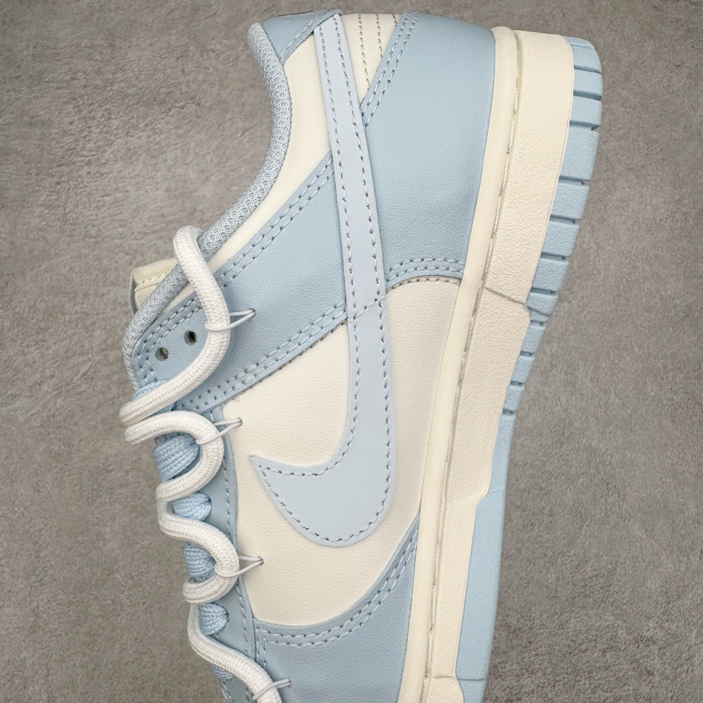 图片[7]-＃YC纯原 NK Dunk Low 洛水 BW0510-060 此款灵感溯洄千古名篇《洛神赋》，撷取洛神「翩若惊鸿，婉若游龙」之灵韵，以Dunk Low 鞋型化身现代载体，赋予经典新生，呈现洛神风华。整体采用盐水蓝为主色调，如洛水清波般清冽澄;冰川蓝Swoosh 标志跃然其上，蓝白交织，似冰晶初绽，亦是点睛之笔，步履间，尽显东方美学的灵动与优雅。定制系列天花板 无原鞋不开发 全系列得物原鞋一比一校对开发 配色持续更新中 终端对接 优势输出 全套原厂楦头原纸板数据档案倾力打造 原汁原味莞产 极致还原 圈内最强针车工艺 高端零售指定版 广东原厂配套原盒原标 鞋盒分三个尺码段 原厂冲刀 超高清洁度 全鞋零毛边皮料切割 采用原厂百宏鞋带以及原厂百宏织唛舌标 内标可供原厂几率过验 进口原装条纹中底布 四线拉帮白色点胶 原厂拉帮手法遵循公司 原厂电绣 极致还原 尺码：36 36.5 37.5 38 38.5 39 40 40.5 41 42 42.5 43 44 44.5 45 46-选品中心