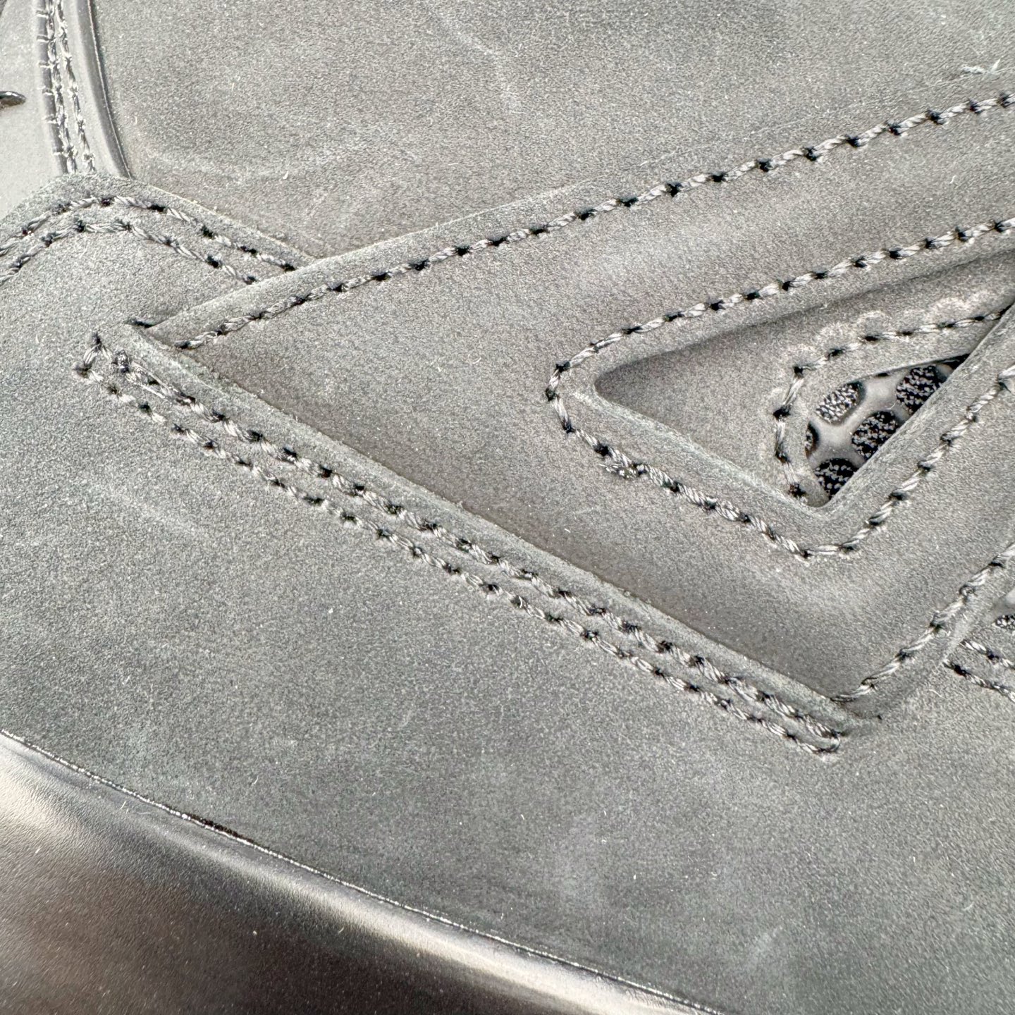 图片[13]-＃K版纯原 Air Jordan AJ4 Retro 新黑猫 2025 FV5029-010 全新升级改良 原鞋原楦原纸板同源开发 完美呈现乔4的版型 内侧正确双色网格 还原细节 原厂皮料 正确气垫颜色 正确网格工艺 正确拉帮工艺 全鞋原装材料制作 原档案原模具打造 支持全方位与正品对比 尺码：36 36.5 37.5 38 38.5 39 40 40.5 41 42 42.5 43 44 44.5 45 46 47.5-选品中心