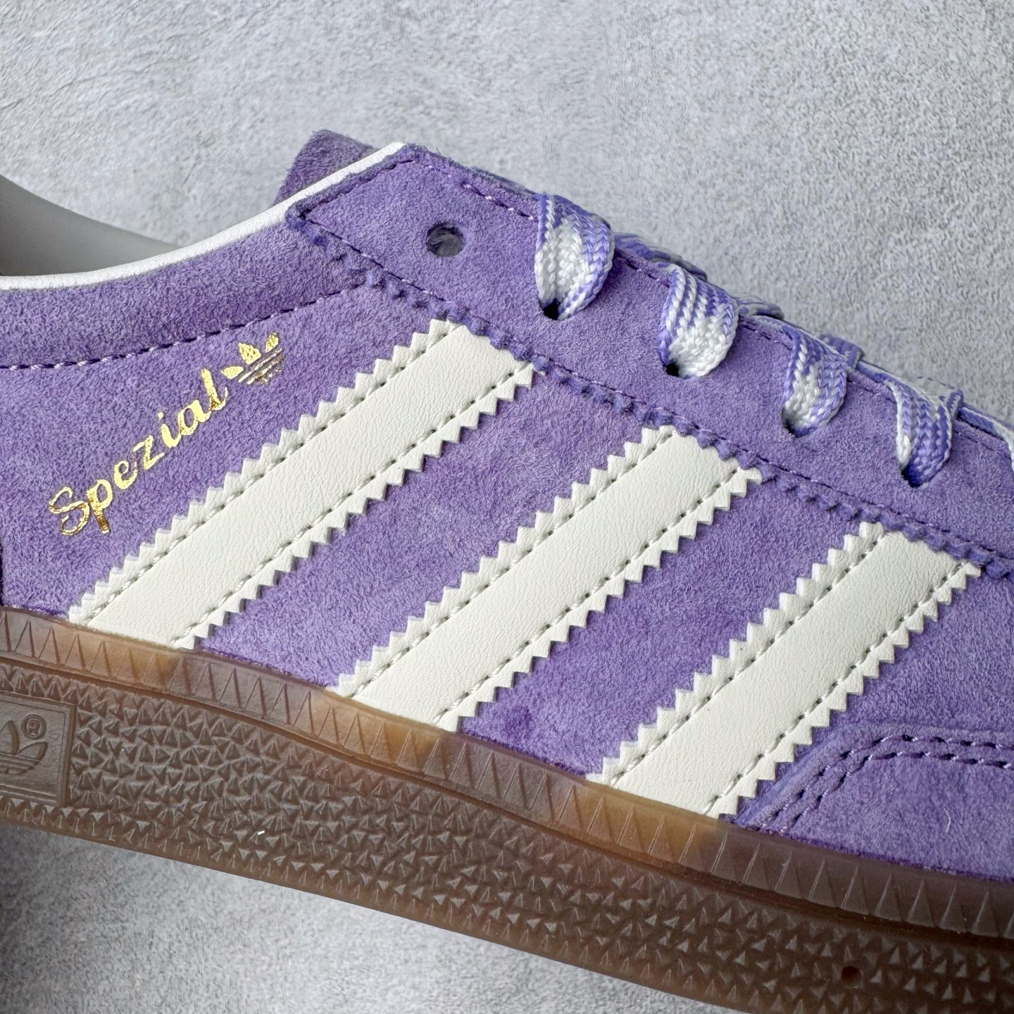 图片[17]-＃C版纯原 AD Originals Handball SPZL 手球运动员系列百搭休闲运动板鞋 KI5935 这款来自阿迪达斯的这款HANDBALL SPZL前身是一双手球运动鞋，这一次拿来复刻，所以鞋面的主要色彩选用了黑色， 鞋面外侧除了Spezial字母之外还有三叶草标志。Handball SPZL作为复古手球训练鞋与作为室内足球鞋的Samba有着异曲同工之处，但是质感更为出众的鞋身以及丰富的配色选择比起Samba来讲可以说是更胜一筹了！尺码：36 36⅔ 37⅓ 38 38⅔ 39⅓ 40 40⅔ 41⅓ 42 42⅔ 43⅓ 44 45-选品中心