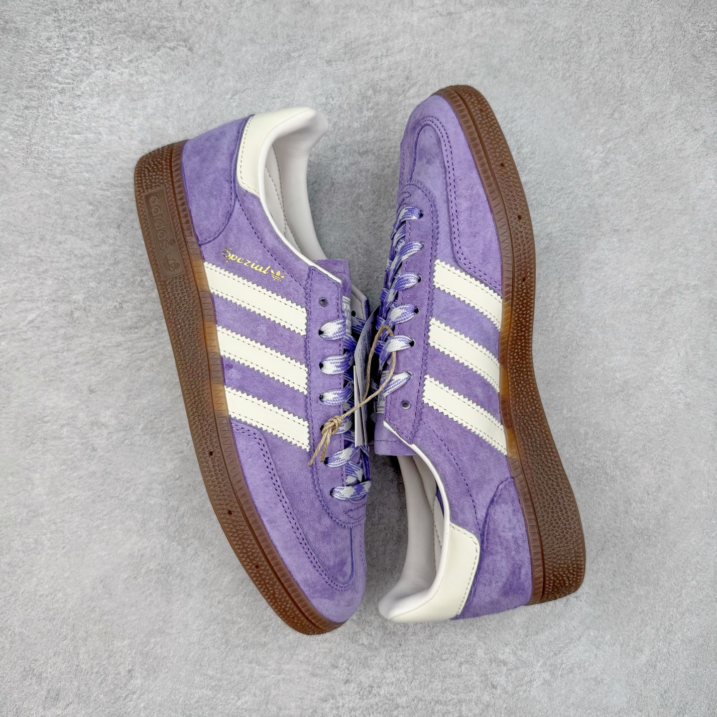 图片[3]-＃C版纯原 AD Originals Handball SPZL 手球运动员系列百搭休闲运动板鞋 KI5935 这款来自阿迪达斯的这款HANDBALL SPZL前身是一双手球运动鞋，这一次拿来复刻，所以鞋面的主要色彩选用了黑色， 鞋面外侧除了Spezial字母之外还有三叶草标志。Handball SPZL作为复古手球训练鞋与作为室内足球鞋的Samba有着异曲同工之处，但是质感更为出众的鞋身以及丰富的配色选择比起Samba来讲可以说是更胜一筹了！尺码：36 36⅔ 37⅓ 38 38⅔ 39⅓ 40 40⅔ 41⅓ 42 42⅔ 43⅓ 44 45-选品中心