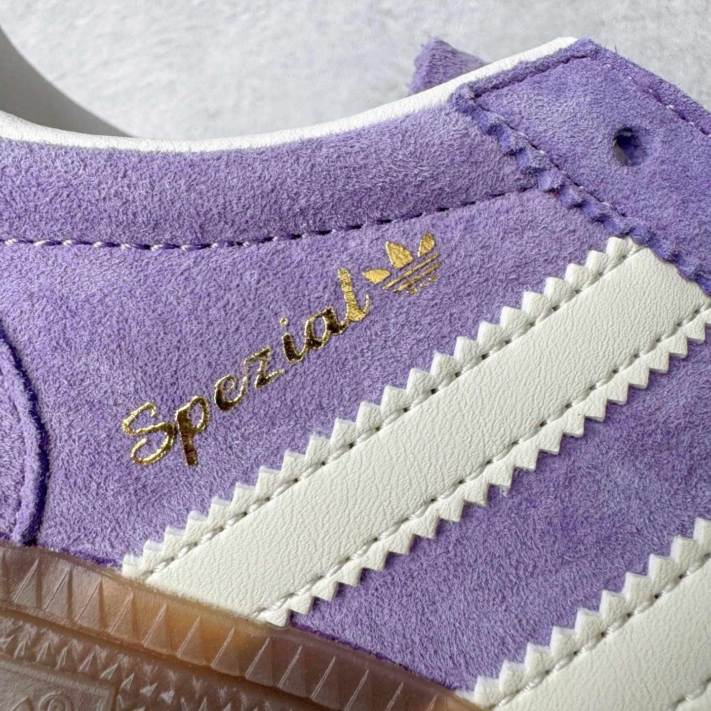 图片[18]-＃C版纯原 AD Originals Handball SPZL 手球运动员系列百搭休闲运动板鞋 KI5935 这款来自阿迪达斯的这款HANDBALL SPZL前身是一双手球运动鞋，这一次拿来复刻，所以鞋面的主要色彩选用了黑色， 鞋面外侧除了Spezial字母之外还有三叶草标志。Handball SPZL作为复古手球训练鞋与作为室内足球鞋的Samba有着异曲同工之处，但是质感更为出众的鞋身以及丰富的配色选择比起Samba来讲可以说是更胜一筹了！尺码：36 36⅔ 37⅓ 38 38⅔ 39⅓ 40 40⅔ 41⅓ 42 42⅔ 43⅓ 44 45-选品中心