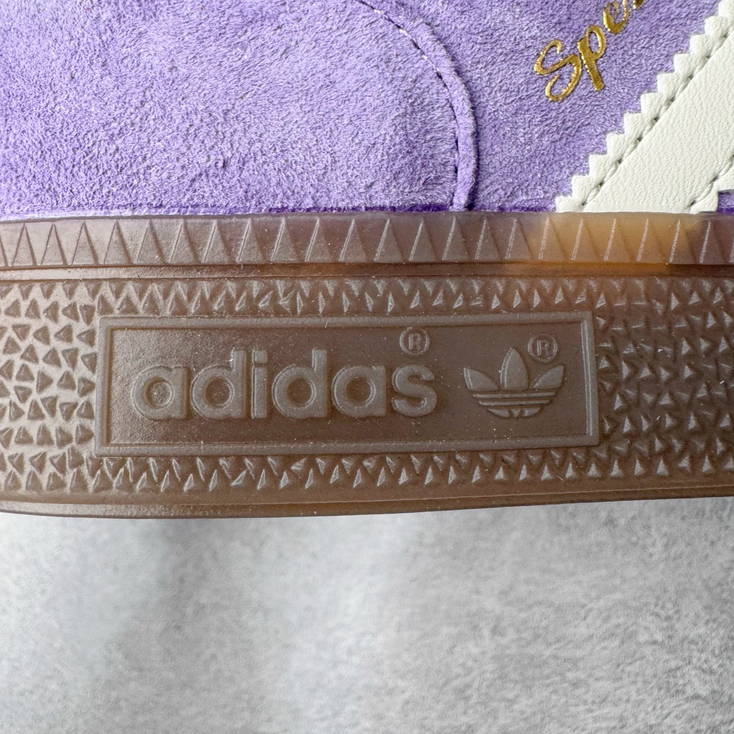 图片[16]-＃C版纯原 AD Originals Handball SPZL 手球运动员系列百搭休闲运动板鞋 KI5935 这款来自阿迪达斯的这款HANDBALL SPZL前身是一双手球运动鞋，这一次拿来复刻，所以鞋面的主要色彩选用了黑色， 鞋面外侧除了Spezial字母之外还有三叶草标志。Handball SPZL作为复古手球训练鞋与作为室内足球鞋的Samba有着异曲同工之处，但是质感更为出众的鞋身以及丰富的配色选择比起Samba来讲可以说是更胜一筹了！尺码：36 36⅔ 37⅓ 38 38⅔ 39⅓ 40 40⅔ 41⅓ 42 42⅔ 43⅓ 44 45-选品中心