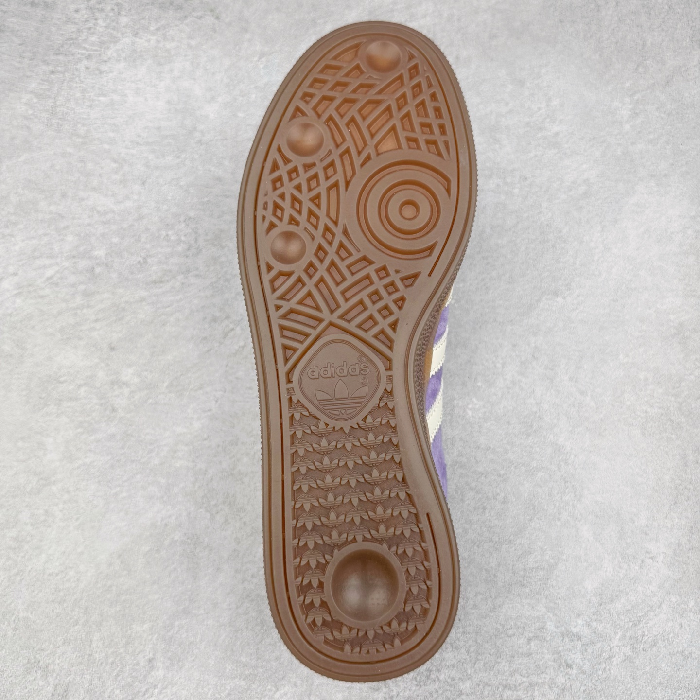 图片[9]-＃C版纯原 AD Originals Handball SPZL 手球运动员系列百搭休闲运动板鞋 KI5935 这款来自阿迪达斯的这款HANDBALL SPZL前身是一双手球运动鞋，这一次拿来复刻，所以鞋面的主要色彩选用了黑色， 鞋面外侧除了Spezial字母之外还有三叶草标志。Handball SPZL作为复古手球训练鞋与作为室内足球鞋的Samba有着异曲同工之处，但是质感更为出众的鞋身以及丰富的配色选择比起Samba来讲可以说是更胜一筹了！尺码：36 36⅔ 37⅓ 38 38⅔ 39⅓ 40 40⅔ 41⅓ 42 42⅔ 43⅓ 44 45-选品中心