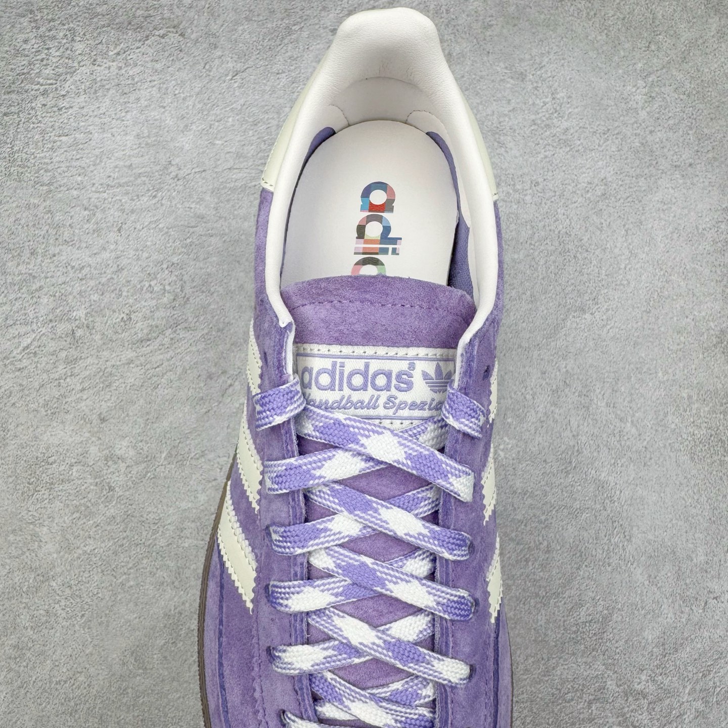 图片[5]-＃C版纯原 AD Originals Handball SPZL 手球运动员系列百搭休闲运动板鞋 KI5935 这款来自阿迪达斯的这款HANDBALL SPZL前身是一双手球运动鞋，这一次拿来复刻，所以鞋面的主要色彩选用了黑色， 鞋面外侧除了Spezial字母之外还有三叶草标志。Handball SPZL作为复古手球训练鞋与作为室内足球鞋的Samba有着异曲同工之处，但是质感更为出众的鞋身以及丰富的配色选择比起Samba来讲可以说是更胜一筹了！尺码：36 36⅔ 37⅓ 38 38⅔ 39⅓ 40 40⅔ 41⅓ 42 42⅔ 43⅓ 44 45-选品中心