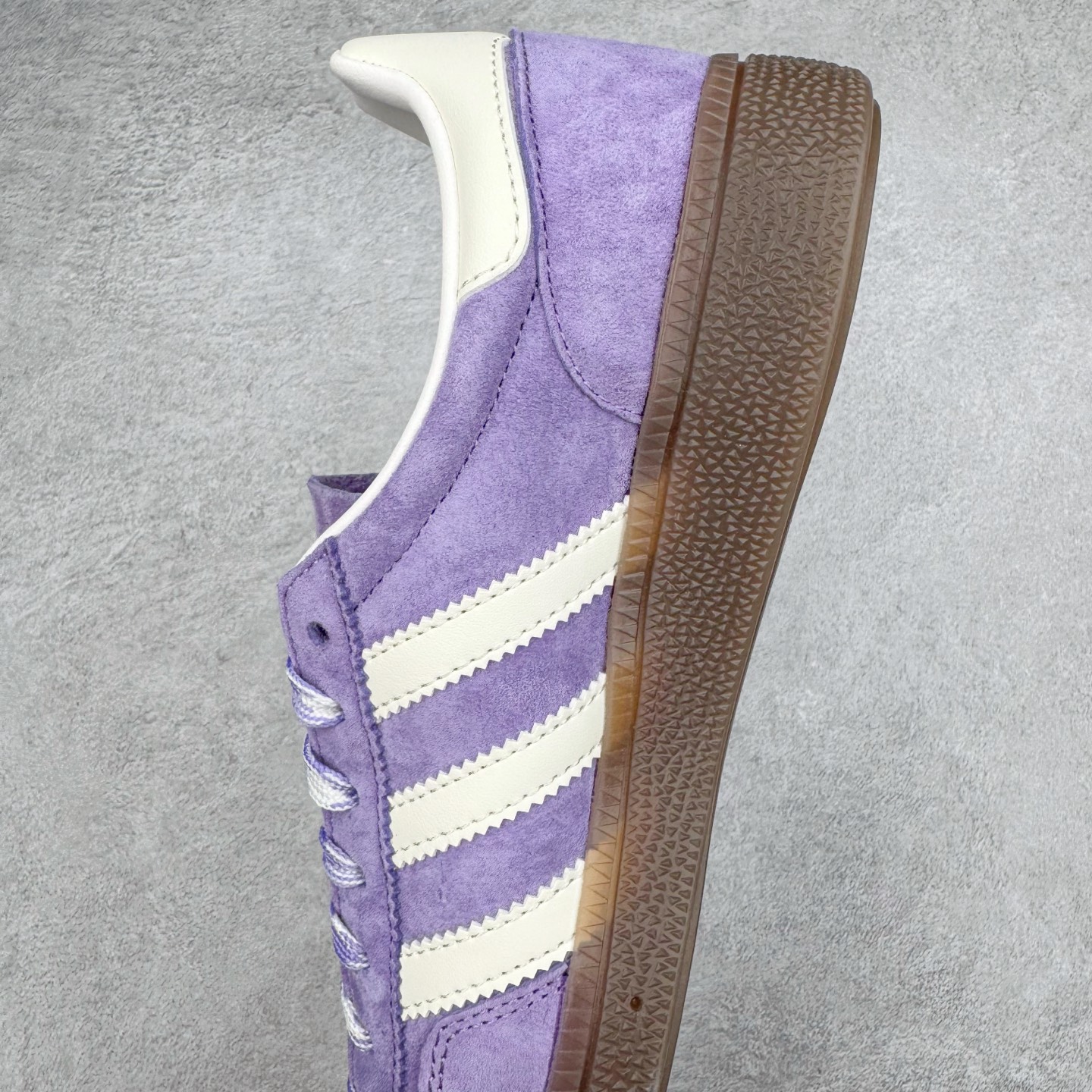 图片[7]-＃C版纯原 AD Originals Handball SPZL 手球运动员系列百搭休闲运动板鞋 KI5935 这款来自阿迪达斯的这款HANDBALL SPZL前身是一双手球运动鞋，这一次拿来复刻，所以鞋面的主要色彩选用了黑色， 鞋面外侧除了Spezial字母之外还有三叶草标志。Handball SPZL作为复古手球训练鞋与作为室内足球鞋的Samba有着异曲同工之处，但是质感更为出众的鞋身以及丰富的配色选择比起Samba来讲可以说是更胜一筹了！尺码：36 36⅔ 37⅓ 38 38⅔ 39⅓ 40 40⅔ 41⅓ 42 42⅔ 43⅓ 44 45-选品中心