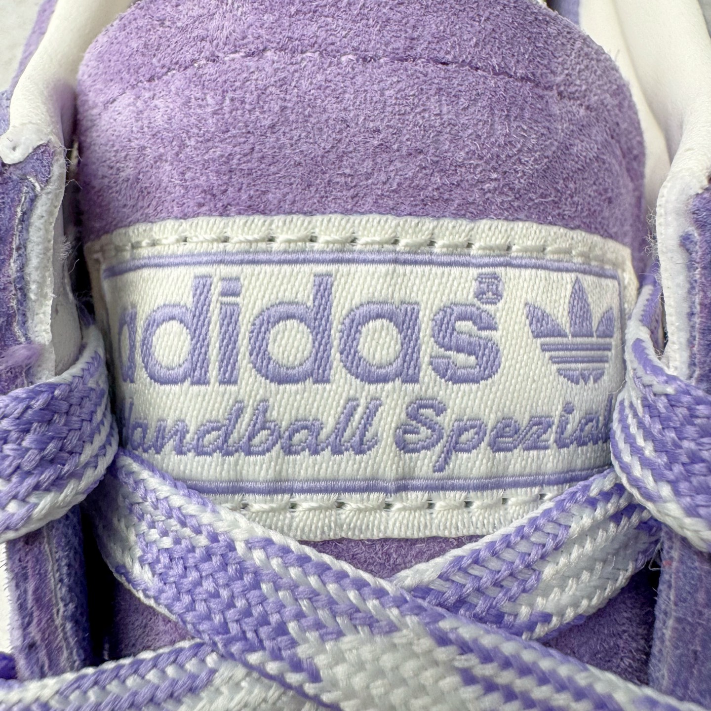 图片[13]-＃C版纯原 AD Originals Handball SPZL 手球运动员系列百搭休闲运动板鞋 KI5935 这款来自阿迪达斯的这款HANDBALL SPZL前身是一双手球运动鞋，这一次拿来复刻，所以鞋面的主要色彩选用了黑色， 鞋面外侧除了Spezial字母之外还有三叶草标志。Handball SPZL作为复古手球训练鞋与作为室内足球鞋的Samba有着异曲同工之处，但是质感更为出众的鞋身以及丰富的配色选择比起Samba来讲可以说是更胜一筹了！尺码：36 36⅔ 37⅓ 38 38⅔ 39⅓ 40 40⅔ 41⅓ 42 42⅔ 43⅓ 44 45-选品中心