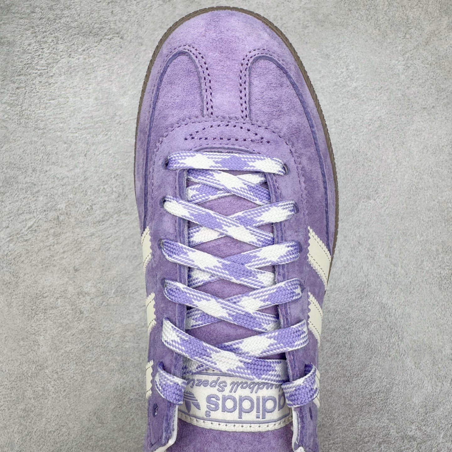 图片[4]-＃C版纯原 AD Originals Handball SPZL 手球运动员系列百搭休闲运动板鞋 KI5935 这款来自阿迪达斯的这款HANDBALL SPZL前身是一双手球运动鞋，这一次拿来复刻，所以鞋面的主要色彩选用了黑色， 鞋面外侧除了Spezial字母之外还有三叶草标志。Handball SPZL作为复古手球训练鞋与作为室内足球鞋的Samba有着异曲同工之处，但是质感更为出众的鞋身以及丰富的配色选择比起Samba来讲可以说是更胜一筹了！尺码：36 36⅔ 37⅓ 38 38⅔ 39⅓ 40 40⅔ 41⅓ 42 42⅔ 43⅓ 44 45-选品中心