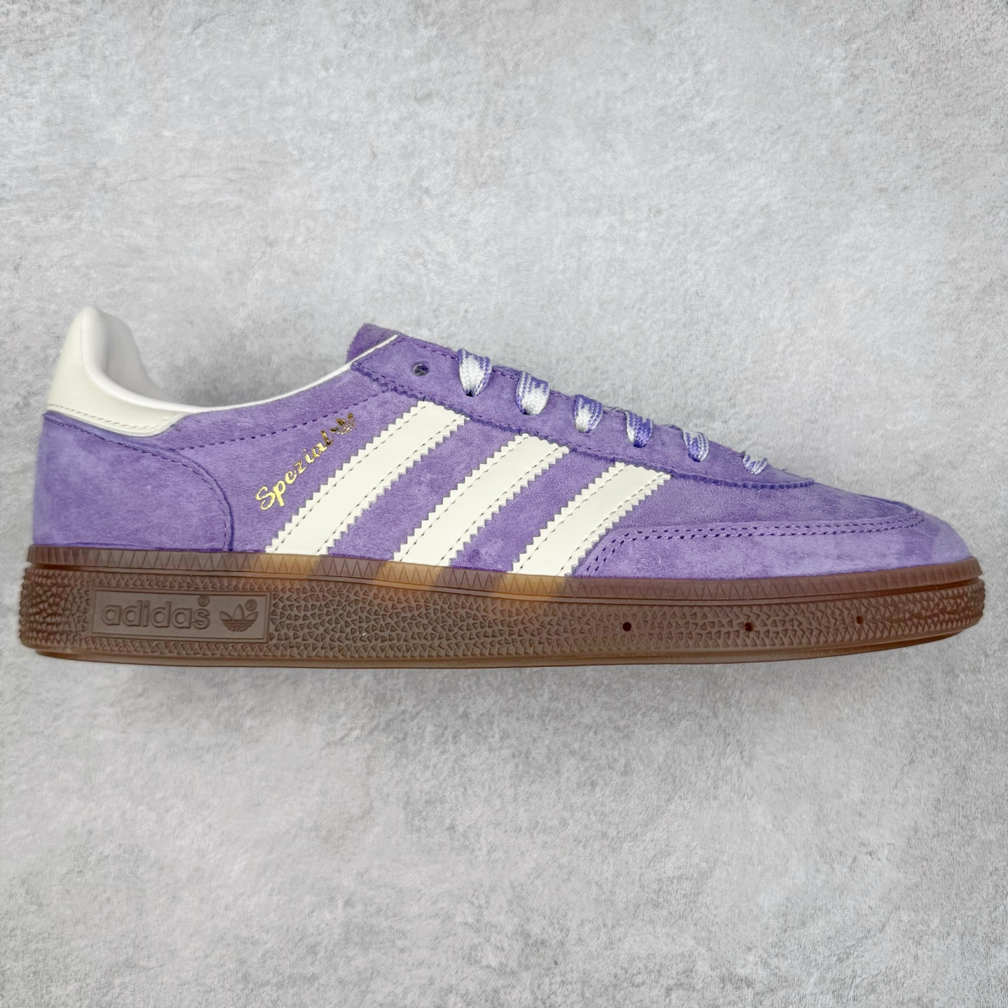 ＃C版纯原 AD Originals Handball SPZL 手球运动员系列百搭休闲运动板鞋 KI5935 这款来自阿迪达斯的这款HANDBALL SPZL前身是一双手球运动鞋，这一次拿来复刻，所以鞋面的主要色彩选用了黑色， 鞋面外侧除了Spezial字母之外还有三叶草标志。Handball SPZL作为复古手球训练鞋与作为室内足球鞋的Samba有着异曲同工之处，但是质感更为出众的鞋身以及丰富的配色选择比起Samba来讲可以说是更胜一筹了！尺码：36 36⅔ 37⅓ 38 38⅔ 39⅓ 40 40⅔ 41⅓ 42 42⅔ 43⅓ 44 45-选品中心