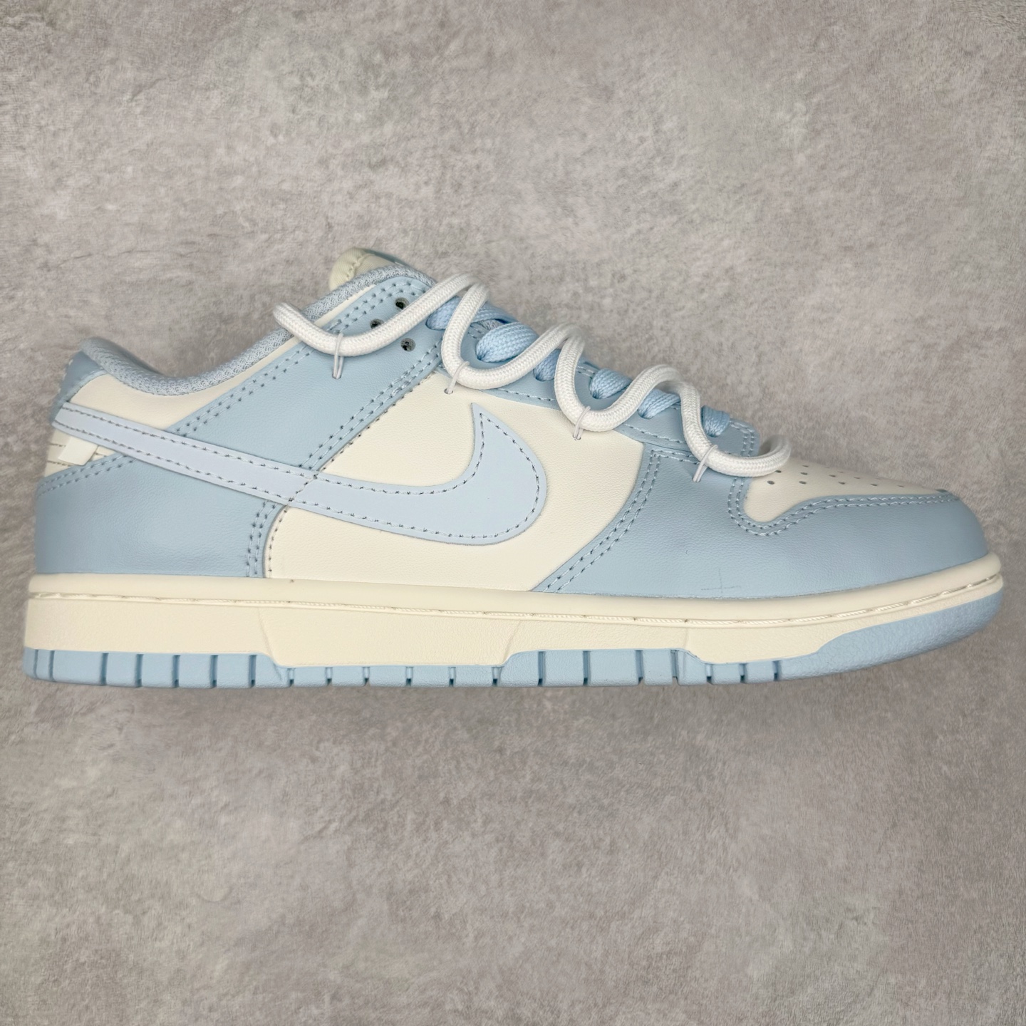 ＃YC纯原 NK Dunk Low 洛水 BW0510-060 此款灵感溯洄千古名篇《洛神赋》，撷取洛神「翩若惊鸿，婉若游龙」之灵韵，以Dunk Low 鞋型化身现代载体，赋予经典新生，呈现洛神风华。整体采用盐水蓝为主色调，如洛水清波般清冽澄;冰川蓝Swoosh 标志跃然其上，蓝白交织，似冰晶初绽，亦是点睛之笔，步履间，尽显东方美学的灵动与优雅。定制系列天花板 无原鞋不开发 全系列得物原鞋一比一校对开发 配色持续更新中 终端对接 优势输出 全套原厂楦头原纸板数据档案倾力打造 原汁原味莞产 极致还原 圈内最强针车工艺 高端零售指定版 广东原厂配套原盒原标 鞋盒分三个尺码段 原厂冲刀 超高清洁度 全鞋零毛边皮料切割 采用原厂百宏鞋带以及原厂百宏织唛舌标 内标可供原厂几率过验 进口原装条纹中底布 四线拉帮白色点胶 原厂拉帮手法遵循公司 原厂电绣 极致还原 尺码：36 36.5 37.5 38 38.5 39 40 40.5 41 42 42.5 43 44 44.5 45 46-选品中心