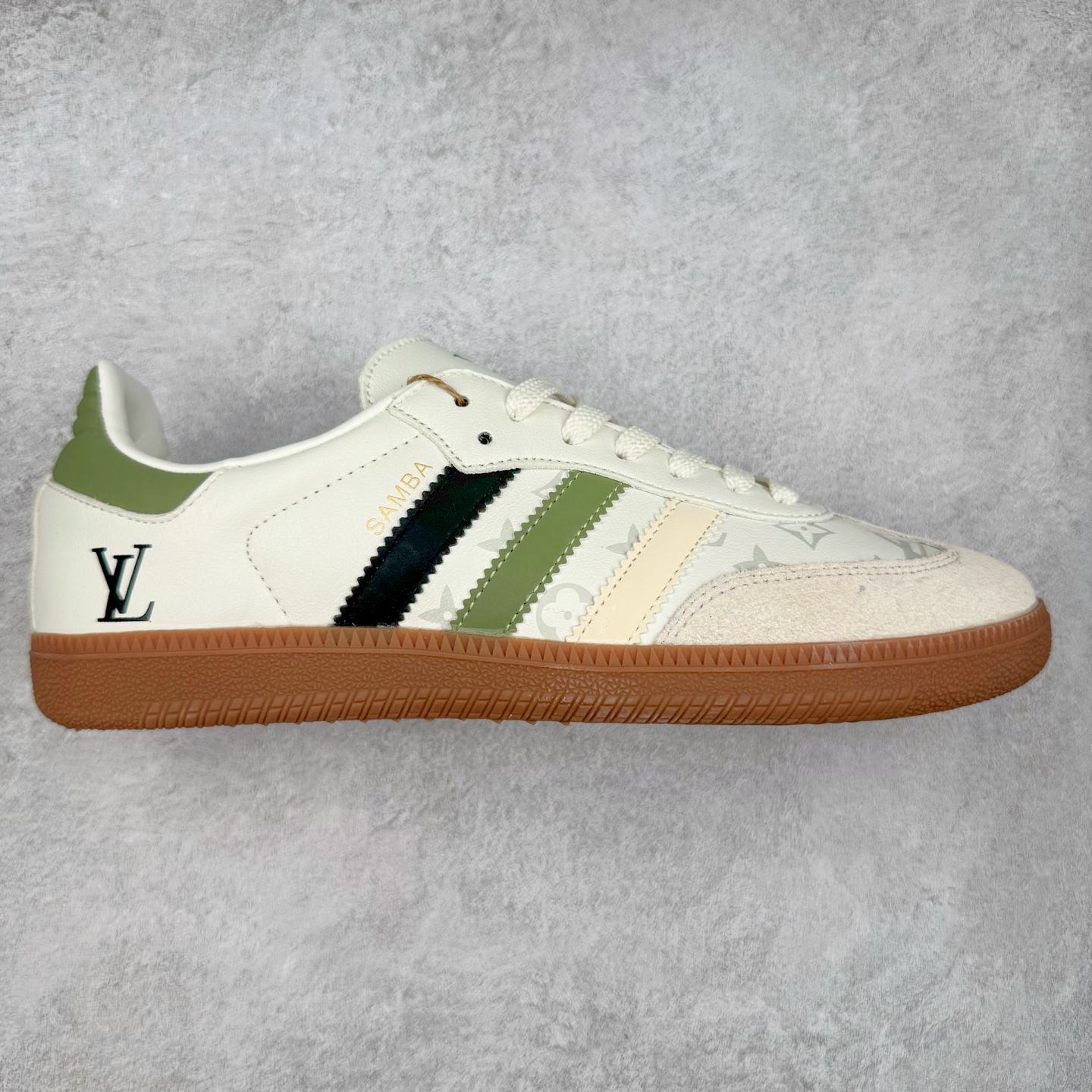 ＃C2 AD Original Samba OG 复古经典轻便板鞋 定制配色 GJ75809 这款桑巴鞋展示了高质量的工艺 带有装饰的超锁缝制和无缝的手感 柔软、柔软的皮革造型和标志性的3条纹完成了精致的外观 正规合身鞋带 鞋面上有绒面鞋垫 橡胶鞋底 享受正畸套筒软感 自50年代首次亮相以来就一直在赢得粉丝的青睐 尺码：36 36.5 37.5 38 38.5 39 40 40.5 41 42 42.5 43 44 44.5 45-选品中心