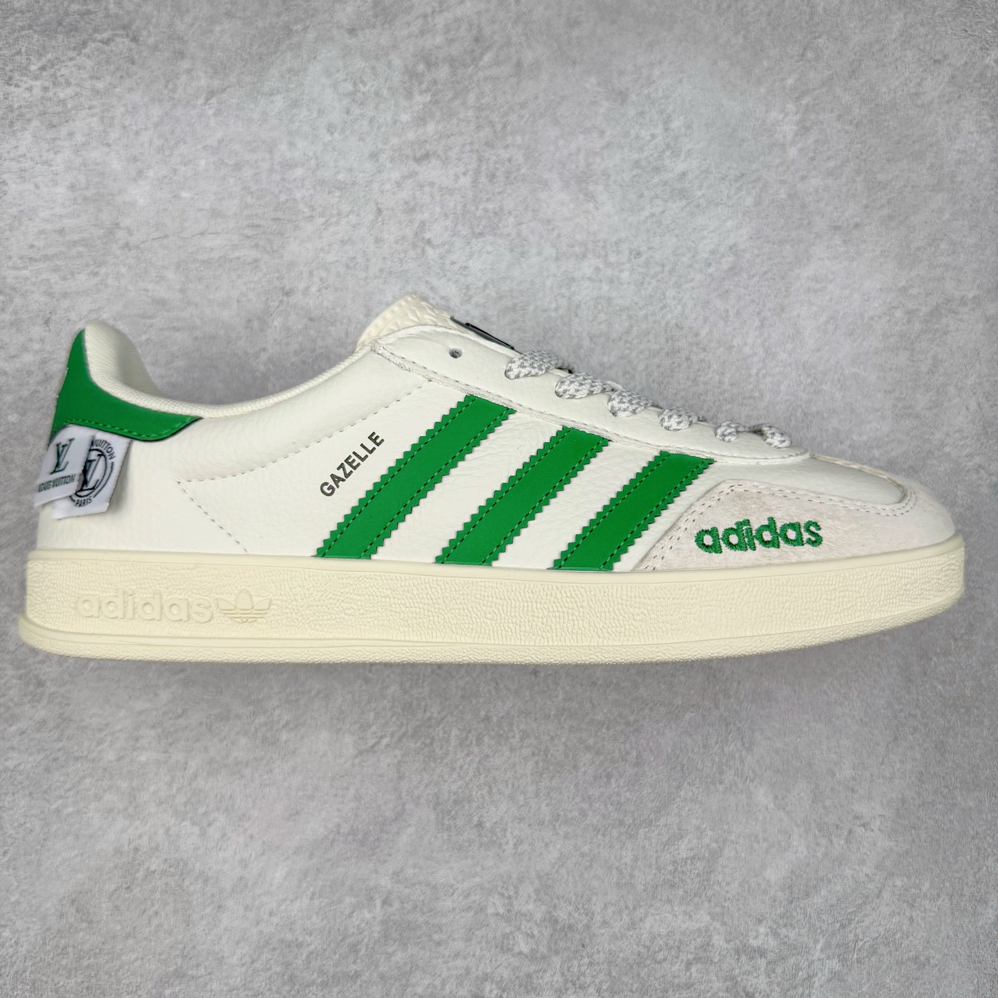 ＃C2 AD Gazelle Indoor Trainers 羚羊内训系列低帮复古百搭休闲运动德训风板鞋 DD6606 90年代经典的复刻版！自60年代以足球训练鞋面世以来,Gazelle就以其经典设计席卷全球。1991年版本的复刻,再造经典Gazelle。采用皮革打造,搭配浊色细节,让这款经典更加简约。尺码：36 36⅔ 37⅓ 38 38⅔ 39⅓ 40 40⅔ 41⅓ 42 42⅔ 43⅓ 44⅓ 44⅔ 45-选品中心