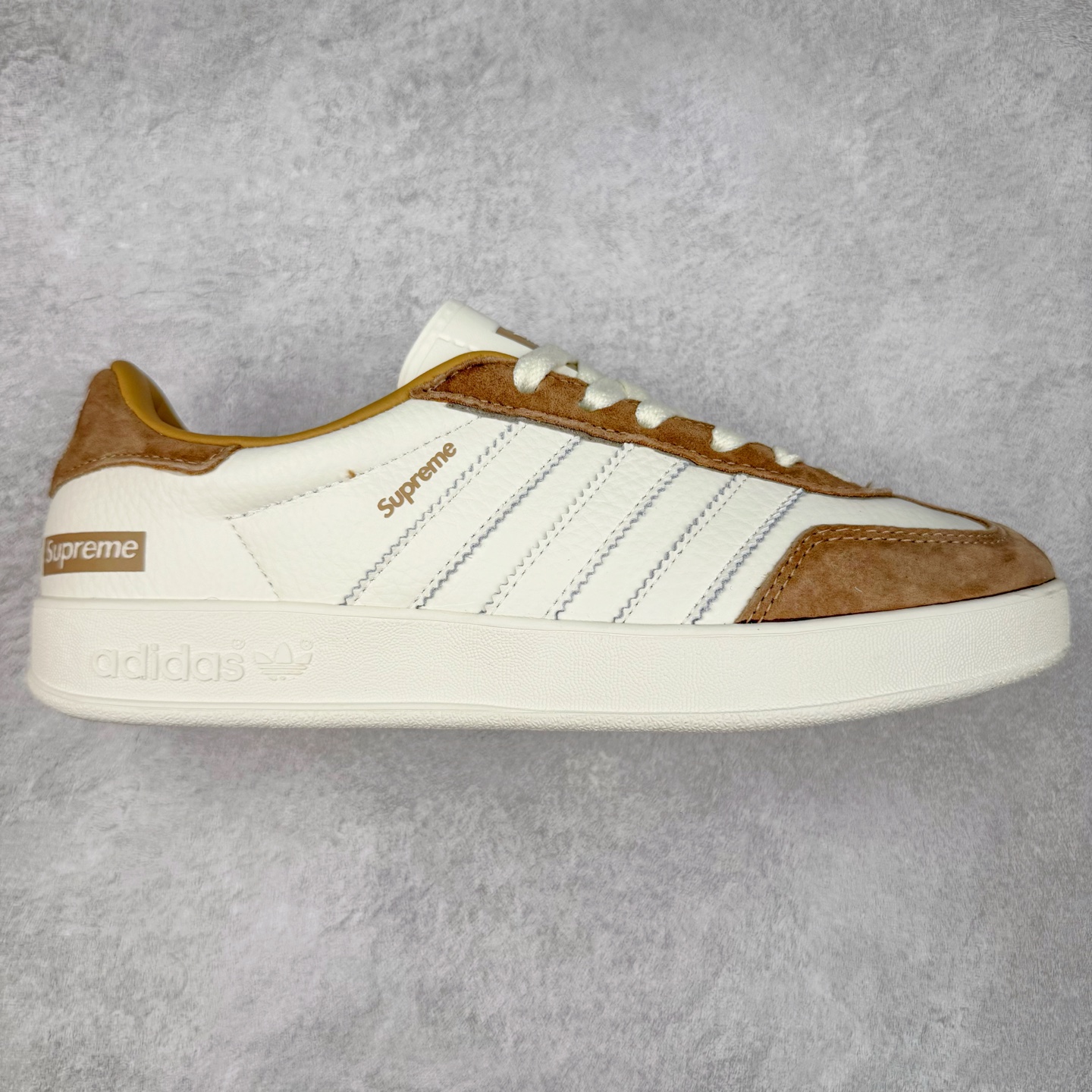 ＃C2 AD Gazelle Indoor Trainers 羚羊内训系列低帮复古百搭休闲运动德训风板鞋 DD6606 90年代经典的复刻版！自60年代以足球训练鞋面世以来,Gazelle就以其经典设计席卷全球。1991年版本的复刻,再造经典Gazelle。采用皮革打造,搭配浊色细节,让这款经典更加简约。尺码：36 36⅔ 37⅓ 38 38⅔ 39⅓ 40 40⅔ 41⅓ 42 42⅔ 43⅓ 44⅓ 44⅔ 45-选品中心