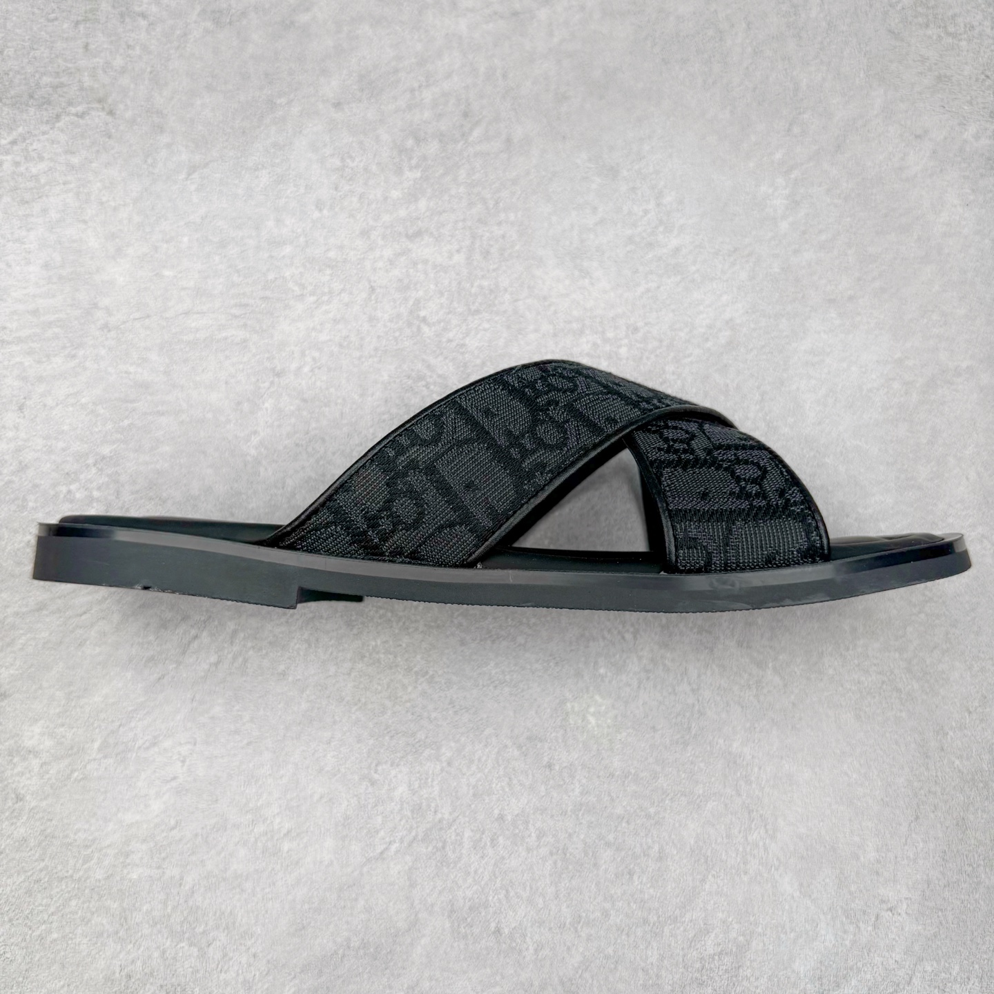 Dior Alias 迪奥小牛皮 圆头平底一字拖鞋 男款 米色拖鞋 原版购入开发 做货 这款 Dior Alias 凉鞋致敬运动风格经典标识，彰显 Dior 的高订精神。采用黑色橡胶精心制作，Oblique 印花鞋面，饰以同色调牛皮革细节提升格调。橡胶鞋底融入多种元素，饰以 Dior 标志更显精致，彰显未来主义风格。可与短裤或牛仔裤搭配穿着 尺码：39 40 41 42 43 44 45-选品中心