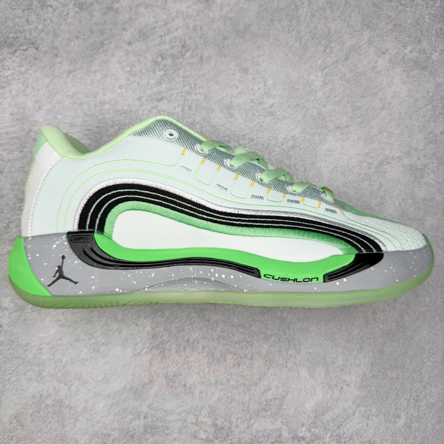 Jordan Luka 4 卢卡东契奇签名实战舒适时尚减震防滑低帮篮球鞋 HF0824-003 首先，中底方面，在保持全掌 Cushlon 3.0 的基础上，首次在前掌加入了一块 Zoom Air 气垫，进一步提升响应反馈。除此之外，作为每一代 Luka 签名鞋都会拥有的标志性科技，IsoPlate 本次也进行优化，为东契奇在赛场上摆脱防守、寻求突破空间、施展拿手的后撤步，提供了可靠的稳定保障。鞋面采用从 Luka 1 升级而来的 Flightwire 技术，在保证球鞋透气性的同时，在关键部位进行线条支撑补强，给予双脚更加扎实的包裹。除此之外，外底也采用全新科技，相比我们熟悉的 XDR 橡胶，在保持出色耐用性与抓地力的同时，重量更轻。后跟部位的立体盾型位置，点缀有同样呼应斯洛文尼亚国徽的三颗星星。加之鞋舌部位，在类似斑驳质感的皮料上，刺绣有醒目的东契奇个人 Logo 刺绣，突显个人签名鞋的专属身份。尺码：40 40.5 41 42 42.5 43 44 44.5 45 46-选品中心