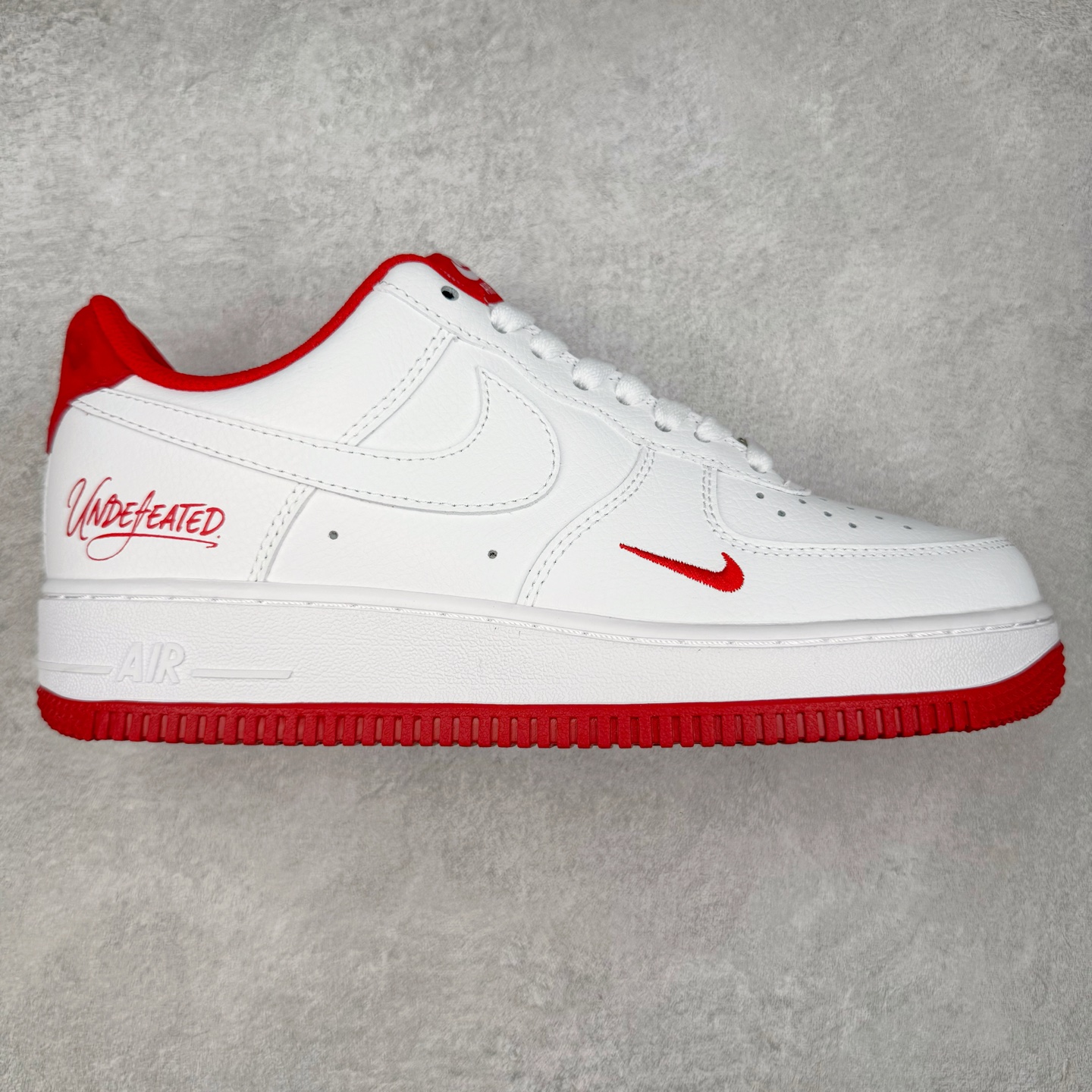 NK Air Force 1´07 Low 空军一号低帮百搭休闲运动板鞋 ZH0316-103 柔软、弹性十足的缓震性能和出色的中底设计 横跨复古与现代的外型结合 造就出风靡全球 三十多年的Force 1 直到今天还深受青睐 实拍调校N版已经零色差零失真 百分百还原实物色彩所见即所得 不存在货不对板色差等低级问题 选购参考实物拍摄 不混卖不参货 只用心做好货严格选品 承诺混一赔十 尺码：36 36.5 37.5 38 38.5 39 40 40.5 41 42 42.5 43 44 44.5 45-选品中心