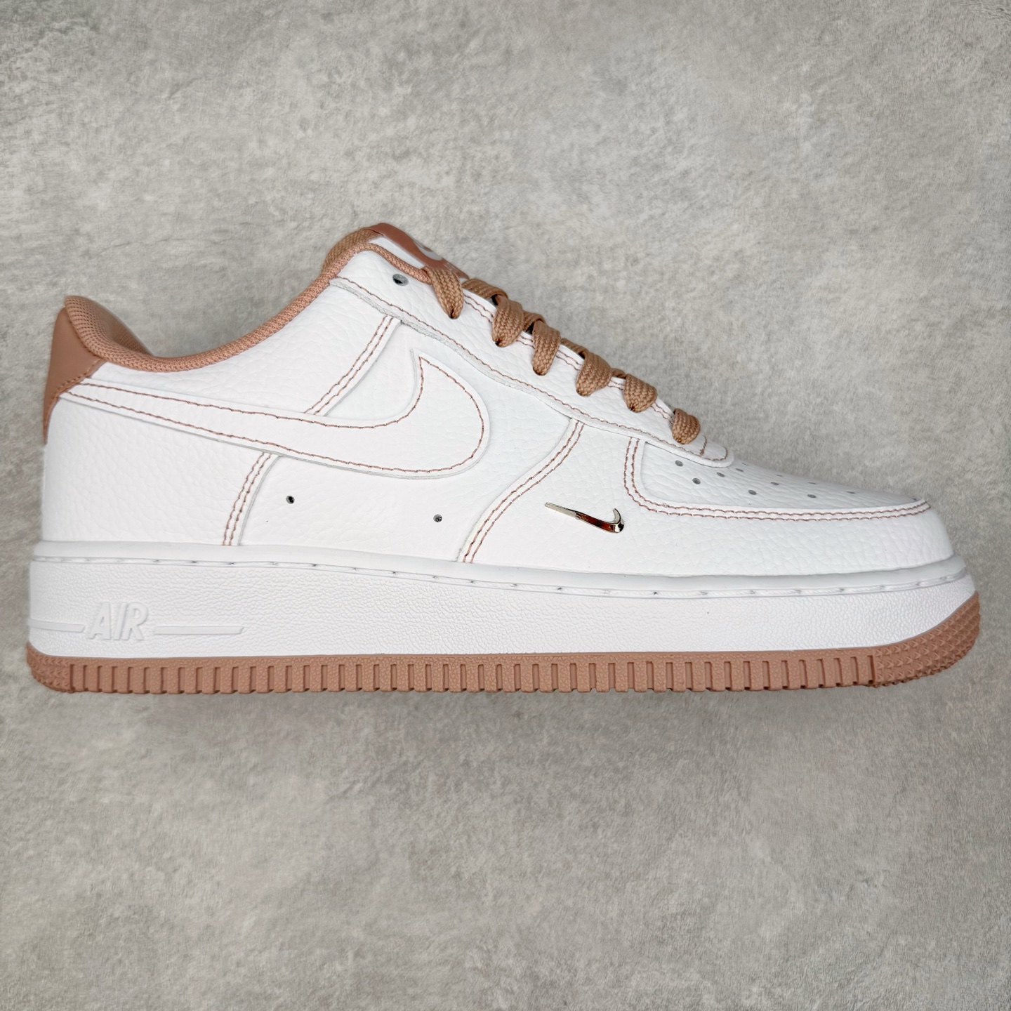 NK Air Force 1´07 Low 空军一号低帮百搭休闲运动板鞋 IB6543-100 柔软、弹性十足的缓震性能和出色的中底设计 横跨复古与现代的外型结合 造就出风靡全球 三十多年的Force 1 直到今天还深受青睐 实拍调校N版已经零色差零失真 百分百还原实物色彩所见即所得 不存在货不对板色差等低级问题 选购参考实物拍摄 不混卖不参货 只用心做好货严格选品 承诺混一赔十 尺码：36 36.5 37.5 38 38.5 39 40 40.5 41 42 42.5 43 44 44.5 45-选品中心