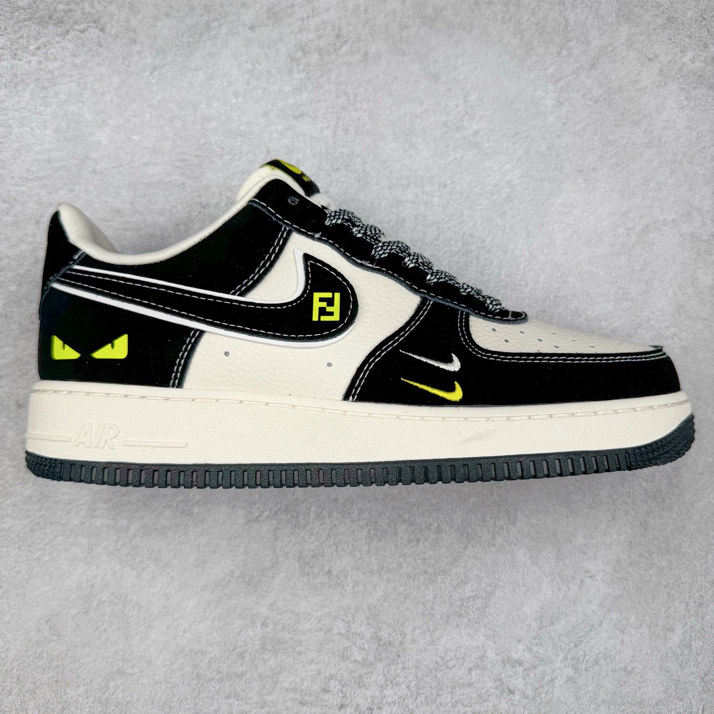 NK Air Force 1´07 Low 空军一号低帮百搭休闲运动板鞋 XL1979-102 柔软、弹性十足的缓震性能和出色的中底设计 横跨复古与现代的外型结合 造就出风靡全球 三十多年的Force 1 直到今天还深受青睐 实拍调校N版已经零色差零失真 百分百还原实物色彩所见即所得 不存在货不对板色差等低级问题 选购参考实物拍摄 不混卖不参货 只用心做好货严格选品 承诺混一赔十 尺码：36 36.5 37.5 38 38.5 39 40 40.5 41 42 42.5 43 44 44.5 45-选品中心