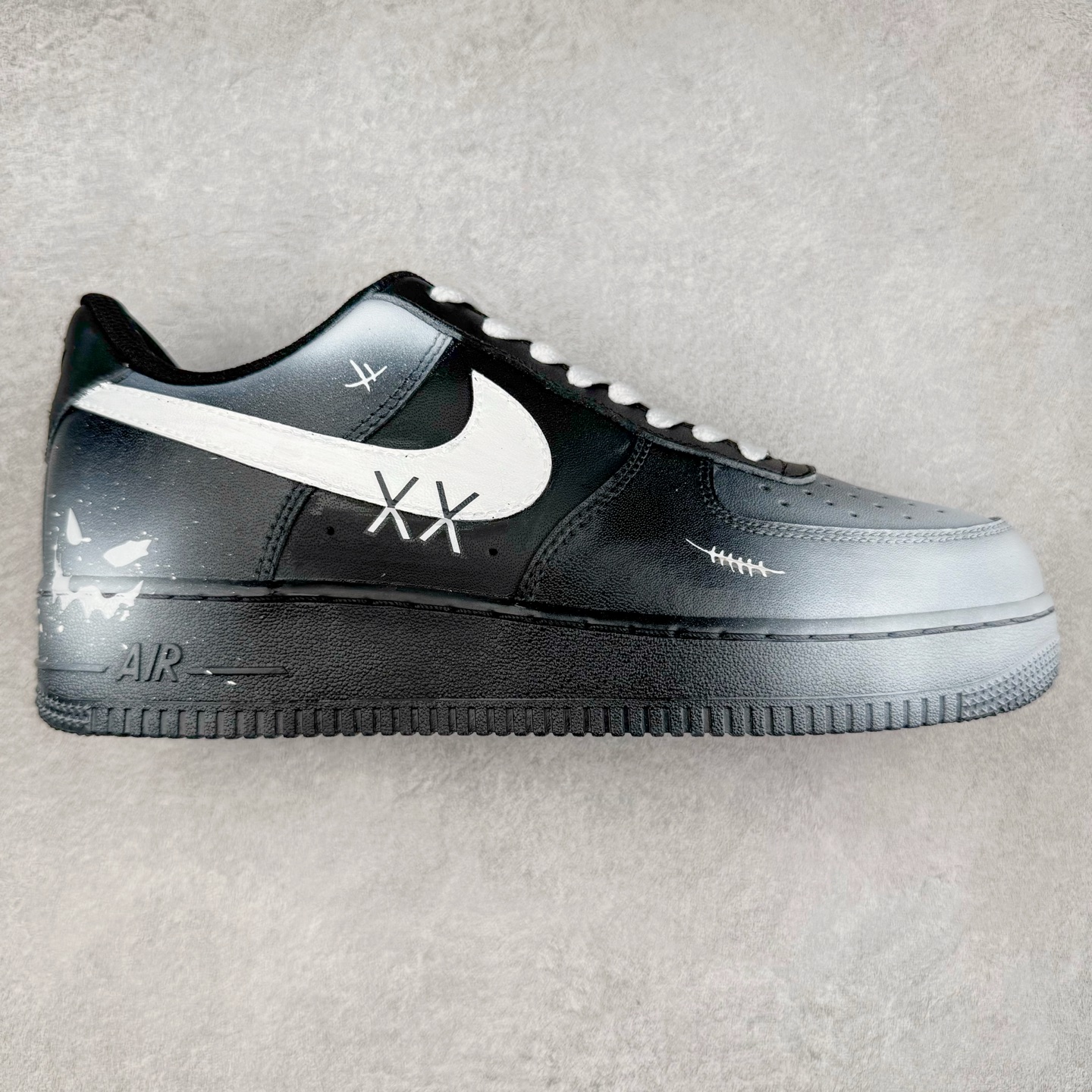 NK Air Force 1´07 Low 空军一号低帮百搭休闲运动板鞋 CW2288-018 柔软、弹性十足的缓震性能和出色的中底设计 横跨复古与现代的外型结合 造就出风靡全球 三十多年的Force 1 直到今天还深受青睐 实拍调校N版已经零色差零失真 百分百还原实物色彩所见即所得 不存在货不对板色差等低级问题 选购参考实物拍摄 不混卖不参货 只用心做好货严格选品 承诺混一赔十 尺码：36 36.5 37.5 38 38.5 39 40 40.5 41 42 42.5 43 44 44.5 45-选品中心