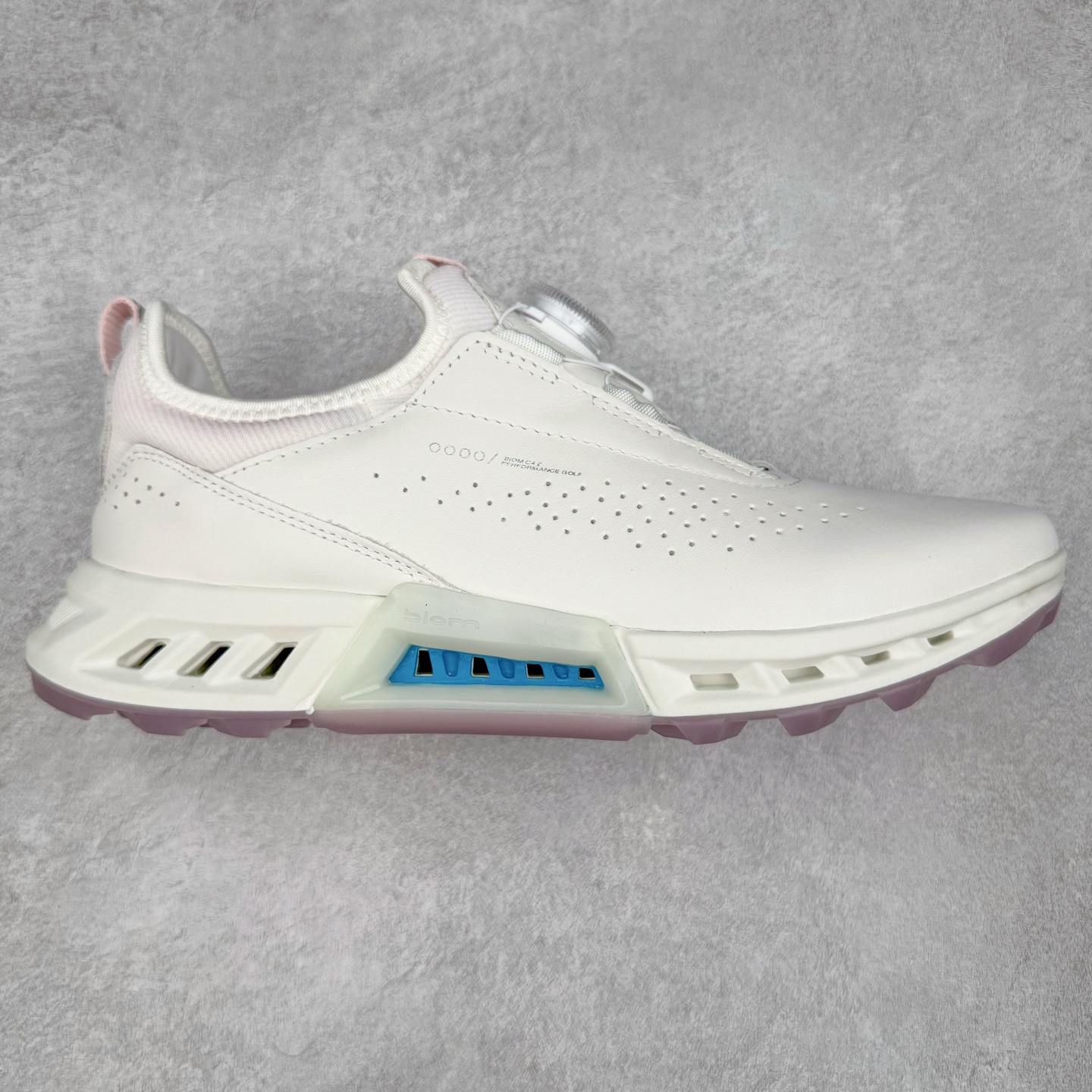 ECCO爱步老爹鞋男士夏季新款 飞织网面百搭潮流户外运动鞋 健步BIOM系列新款 全新的轻量发泡底材与直接注塑橡胶大底相结合 柔软舒适,轻量回弹,脚感更轻盈 鞋面采用GORE-TEX飞织网面与牛皮相结合 给你贴心透气呵护 自然律动科技 符合人体工学鞋楦 贴近足部天然形态 橡胶大底,抓地力强,具有良好的耐磨性 轻盈自如 适跑畅练 尺码:38 39 40 41 42 43 44 (皮鞋码)-选品中心