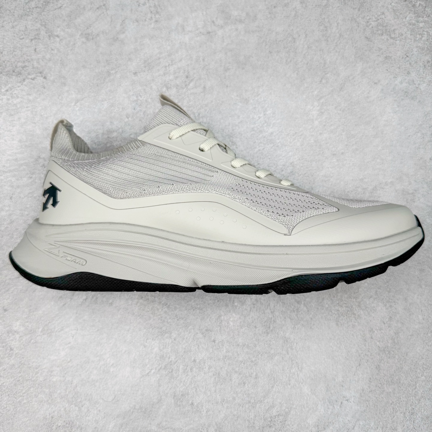 ＃HP DESCENTE RUNNING BOA 迪桑特透气防滑耐磨低帮跑步鞋 DESCENTE（迪桑特）创立于1935年，品牌名取自法语词汇，意为“滑降”。品牌箭头标识代表滑雪的三种技术“高速直线滑行”、“穿越”和“侧滑”，也寓意品牌在打造高端专业运动产品中不断追求完美的创新精神，致力于成为中国高端专业滑雪、综训、女子、铁人三项、高尔夫的第一品牌。尺码：39 40 40.5 41 42 42.5 43 44 44.5 45-选品中心