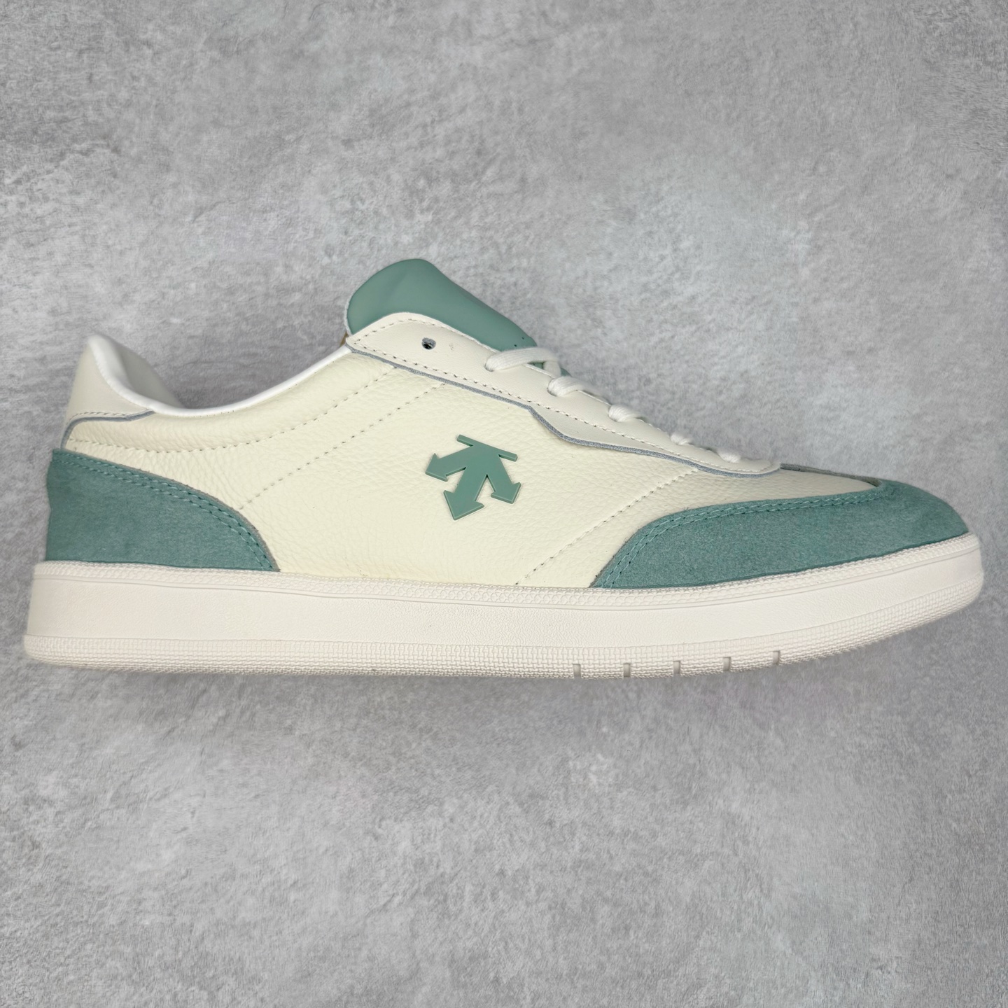 DESCENTE 迪桑特复古拼接舒适百搭耐磨低帮生活休闲鞋 DESCENTE（迪桑特）创立于1935年，品牌名取自法语词汇，意为“滑降”。品牌箭头标识代表滑雪的三种技术“高速直线滑行”、“穿越”和“侧滑”，也寓意品牌在打造高端专业运动产品中不断追求完美的创新精神，致力于成为中国高端专业滑雪、综训、女子、铁人三项、高尔夫的第一品牌。实拍调校N版已经零色差零失真 百分百还原实物色彩所见即所得 不存在货不对板色差等低级问题 选购参考实物拍摄 不混卖不参货 只用心做好货严格选品 承诺混一赔十 尺码：36 36.5 37.5 38 38.5 39 40 40.5 41 42 42.5 43 44 44.5 45-选品中心