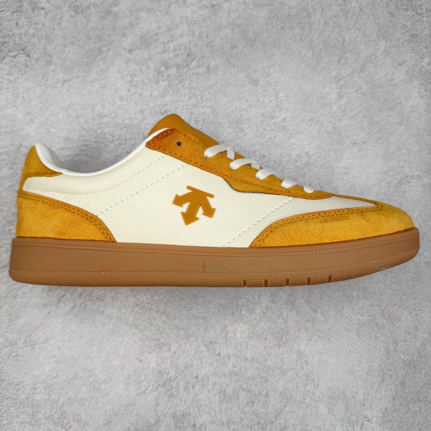 DESCENTE 迪桑特复古拼接舒适百搭耐磨低帮生活休闲鞋 DESCENTE（迪桑特）创立于1935年，品牌名取自法语词汇，意为“滑降”。品牌箭头标识代表滑雪的三种技术“高速直线滑行”、“穿越”和“侧滑”，也寓意品牌在打造高端专业运动产品中不断追求完美的创新精神，致力于成为中国高端专业滑雪、综训、女子、铁人三项、高尔夫的第一品牌。实拍调校N版已经零色差零失真 百分百还原实物色彩所见即所得 不存在货不对板色差等低级问题 选购参考实物拍摄 不混卖不参货 只用心做好货严格选品 承诺混一赔十 尺码：36 36.5 37.5 38 38.5 39 40 40.5 41 42 42.5 43 44 44.5 45-选品中心