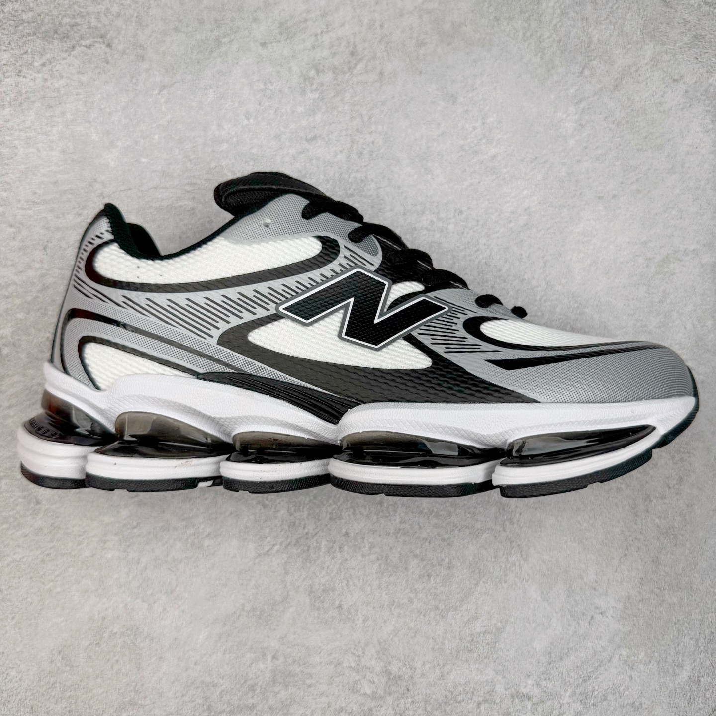 New Balance NB2000 舒适百搭防滑耐磨低帮 休闲跑步鞋 New Balance 在近两年的球鞋市场屡出奇招，在经典鞋型保持进一步增长的同时，推出的每一款新鞋型也都有傲人的战绩。在 327、9060 等鞋型获得成功之后，今天 New Balance 家族又迎来了新鲜血液的注入。这双 New Balance 2000 依然是融合了新旧元素的跑鞋造型，命名为 2000，或许是它的设计理念有着 Y2K 的血统。最大的亮点，在于这双鞋的中底。外侧以五个 ABZORB 单元，带来极具辨识度和冲击力的视觉效果，让这双鞋在外观和脚感方面都颇具吸引力。尺码：36 37 37.5 38 38.5 39 40 40.5 41 42 42.5 43 44 45 46-选品中心