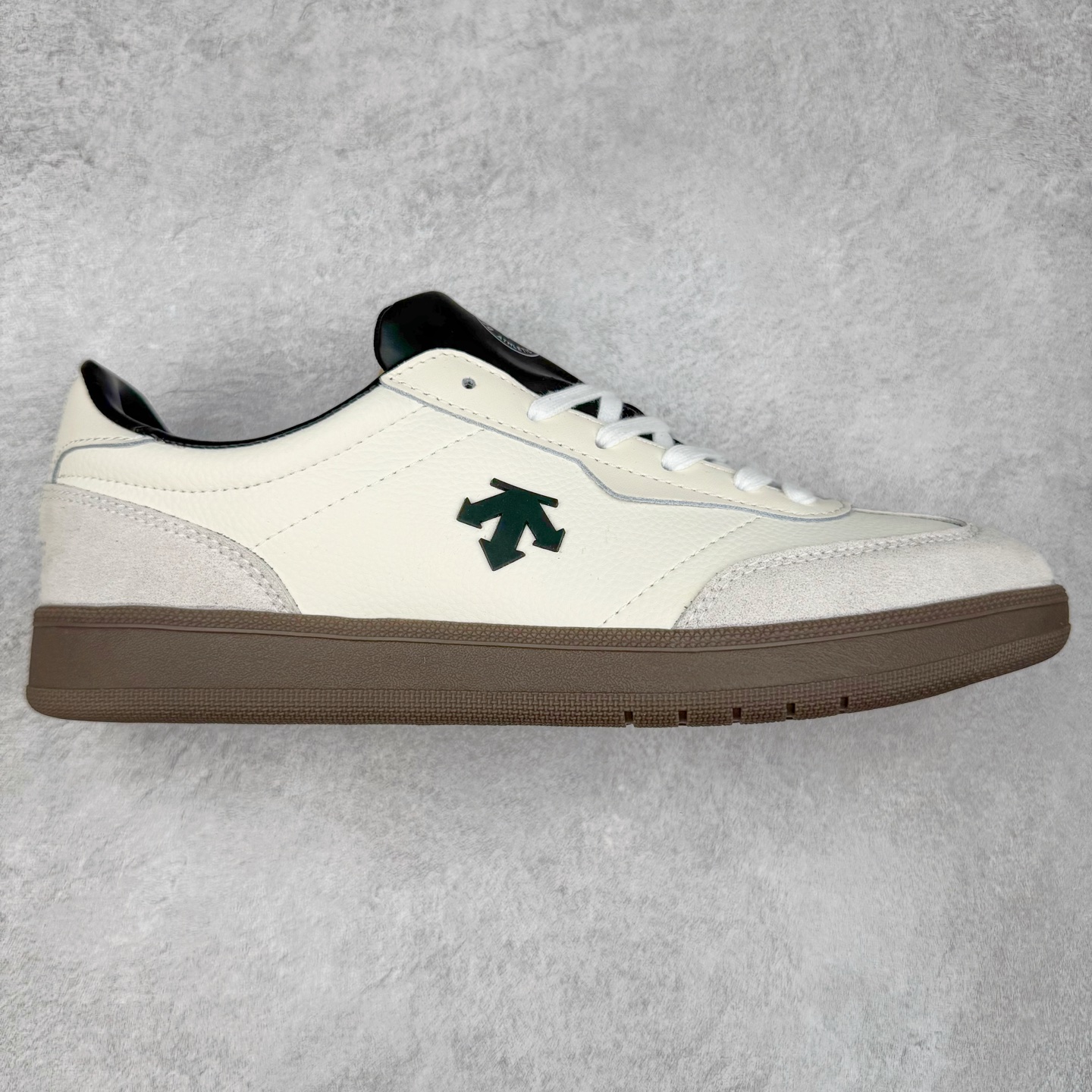 DESCENTE 迪桑特复古拼接舒适百搭耐磨低帮生活休闲鞋 DESCENTE（迪桑特）创立于1935年，品牌名取自法语词汇，意为“滑降”。品牌箭头标识代表滑雪的三种技术“高速直线滑行”、“穿越”和“侧滑”，也寓意品牌在打造高端专业运动产品中不断追求完美的创新精神，致力于成为中国高端专业滑雪、综训、女子、铁人三项、高尔夫的第一品牌。实拍调校N版已经零色差零失真 百分百还原实物色彩所见即所得 不存在货不对板色差等低级问题 选购参考实物拍摄 不混卖不参货 只用心做好货严格选品 承诺混一赔十 尺码：36 36.5 37.5 38 38.5 39 40 40.5 41 42 42.5 43 44 44.5 45-选品中心