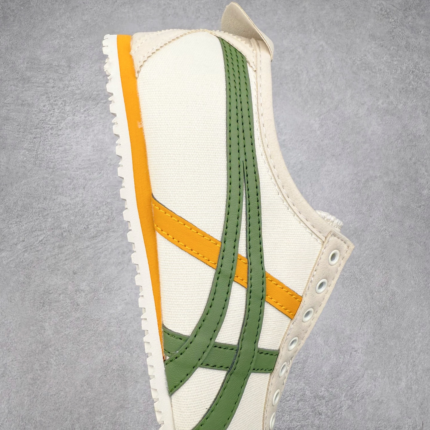 图片[6]-Asics Onitsuka Tiger MEXICO 66 亚瑟士鬼冢虎复古经典板鞋 市场王者选手 海外订单工厂出品 长期生产补货永不断码 超成熟稳定的做工品控 原装全套纸板楦头开发 原汁原味 完美呈现版型 私模正确鞋底咬花纹路 一比一鞋头弧度高度鞋身弧度 绝不口嗨 细节品控鞋型随意秒杀市面 原档咬花纹路私模大底 一个单元有六个三角形 总体形拼接呈现花瓣状 官方四联吊牌 原装Ortholite轻量化鞋垫 原盒原配 质保卡 说明书 钢印防尘纸 纸板中底带钢印 乳胶组合鞋垫 支持全方位的对比专柜 产品从款式颜色造型上体现出追求舒适和细节的完美 鞋类更是推崇手工制作的严谨与完美 融舒适性与可穿性的设计风格 注重细节的完美和别致魅力 既保持稳重 又不失轻松的时尚感 尺码：36 37 37.5 38 39 39.5 40 40.5 41.5 42 42.5 43.5 44 45-选品中心