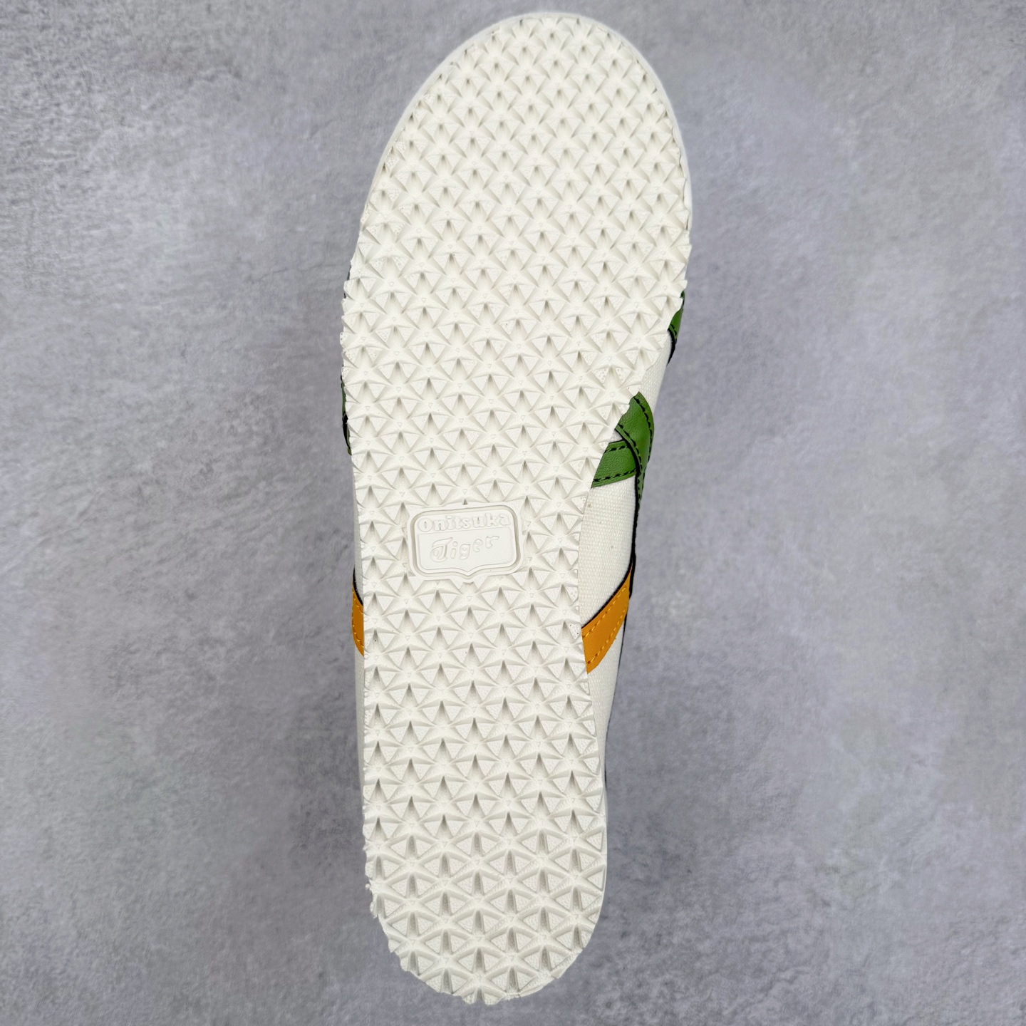 图片[9]-Asics Onitsuka Tiger MEXICO 66 亚瑟士鬼冢虎复古经典板鞋 市场王者选手 海外订单工厂出品 长期生产补货永不断码 超成熟稳定的做工品控 原装全套纸板楦头开发 原汁原味 完美呈现版型 私模正确鞋底咬花纹路 一比一鞋头弧度高度鞋身弧度 绝不口嗨 细节品控鞋型随意秒杀市面 原档咬花纹路私模大底 一个单元有六个三角形 总体形拼接呈现花瓣状 官方四联吊牌 原装Ortholite轻量化鞋垫 原盒原配 质保卡 说明书 钢印防尘纸 纸板中底带钢印 乳胶组合鞋垫 支持全方位的对比专柜 产品从款式颜色造型上体现出追求舒适和细节的完美 鞋类更是推崇手工制作的严谨与完美 融舒适性与可穿性的设计风格 注重细节的完美和别致魅力 既保持稳重 又不失轻松的时尚感 尺码：36 37 37.5 38 39 39.5 40 40.5 41.5 42 42.5 43.5 44 45-选品中心