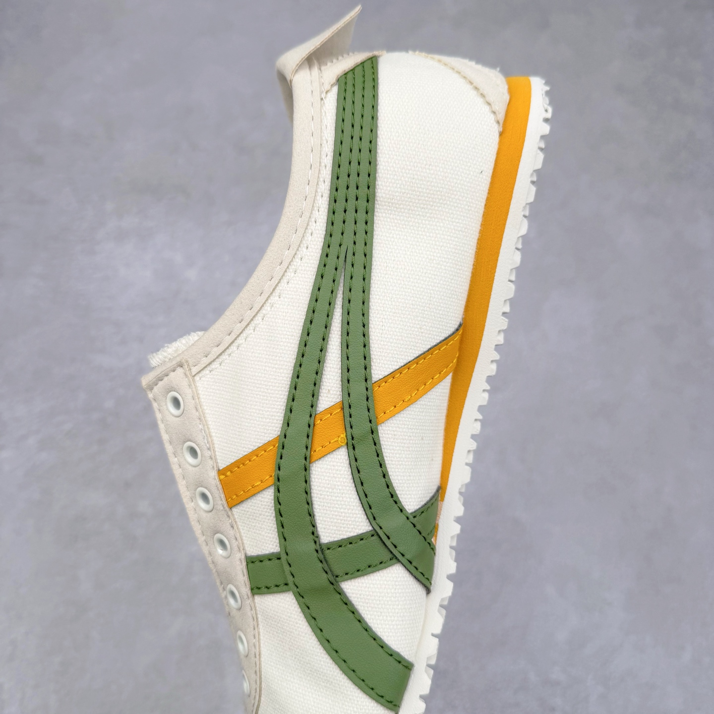 图片[7]-Asics Onitsuka Tiger MEXICO 66 亚瑟士鬼冢虎复古经典板鞋 市场王者选手 海外订单工厂出品 长期生产补货永不断码 超成熟稳定的做工品控 原装全套纸板楦头开发 原汁原味 完美呈现版型 私模正确鞋底咬花纹路 一比一鞋头弧度高度鞋身弧度 绝不口嗨 细节品控鞋型随意秒杀市面 原档咬花纹路私模大底 一个单元有六个三角形 总体形拼接呈现花瓣状 官方四联吊牌 原装Ortholite轻量化鞋垫 原盒原配 质保卡 说明书 钢印防尘纸 纸板中底带钢印 乳胶组合鞋垫 支持全方位的对比专柜 产品从款式颜色造型上体现出追求舒适和细节的完美 鞋类更是推崇手工制作的严谨与完美 融舒适性与可穿性的设计风格 注重细节的完美和别致魅力 既保持稳重 又不失轻松的时尚感 尺码：36 37 37.5 38 39 39.5 40 40.5 41.5 42 42.5 43.5 44 45-选品中心