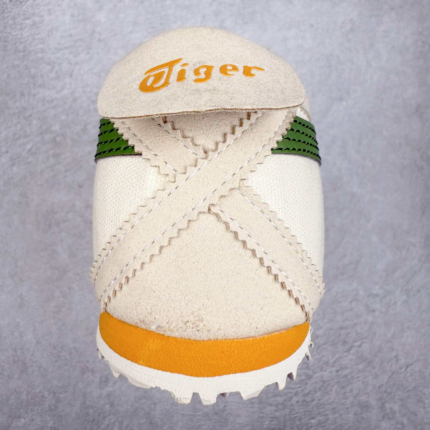 图片[8]-Asics Onitsuka Tiger MEXICO 66 亚瑟士鬼冢虎复古经典板鞋 市场王者选手 海外订单工厂出品 长期生产补货永不断码 超成熟稳定的做工品控 原装全套纸板楦头开发 原汁原味 完美呈现版型 私模正确鞋底咬花纹路 一比一鞋头弧度高度鞋身弧度 绝不口嗨 细节品控鞋型随意秒杀市面 原档咬花纹路私模大底 一个单元有六个三角形 总体形拼接呈现花瓣状 官方四联吊牌 原装Ortholite轻量化鞋垫 原盒原配 质保卡 说明书 钢印防尘纸 纸板中底带钢印 乳胶组合鞋垫 支持全方位的对比专柜 产品从款式颜色造型上体现出追求舒适和细节的完美 鞋类更是推崇手工制作的严谨与完美 融舒适性与可穿性的设计风格 注重细节的完美和别致魅力 既保持稳重 又不失轻松的时尚感 尺码：36 37 37.5 38 39 39.5 40 40.5 41.5 42 42.5 43.5 44 45-选品中心