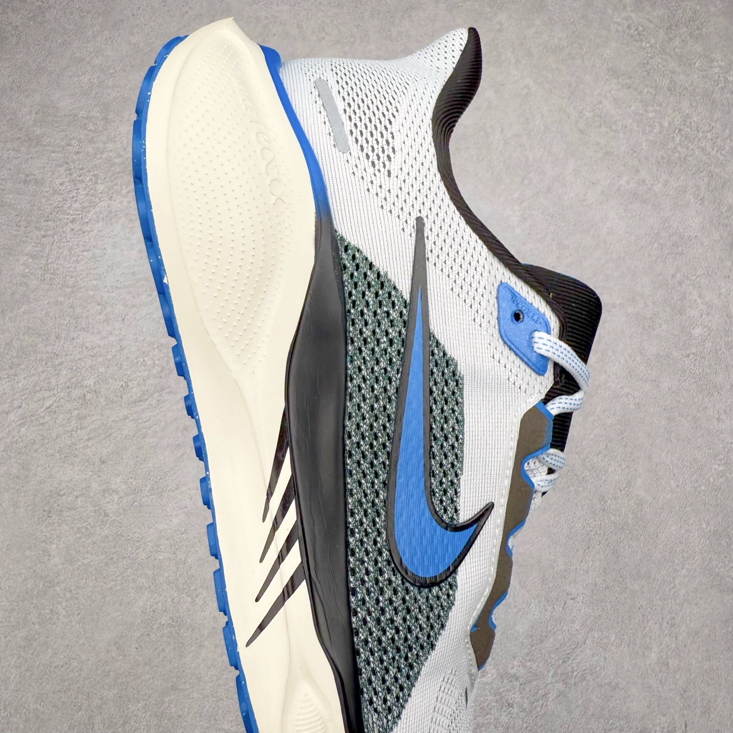 图片[6]-＃特价福利 NK Zoom Pegasus 飞马41代马拉松系列网面透气缓震疾速跑鞋 拥有 Zoom Air 一如既往的稳定感和流畅感 鞋面采用工程网眼设计 为特定高热区域营造出色透气性 进一步增加鞋面的穿孔数量 让足部能够快速散热 中足搭配 Flywire 飞线 在高速运动时营造舒适稳定的贴合感 内置Zoon气垫加持 动力十足 尺码：36 36.5 37.5 38 38.5 39 40 40.5 41 42 42.5 43 44 44.5 45-选品中心