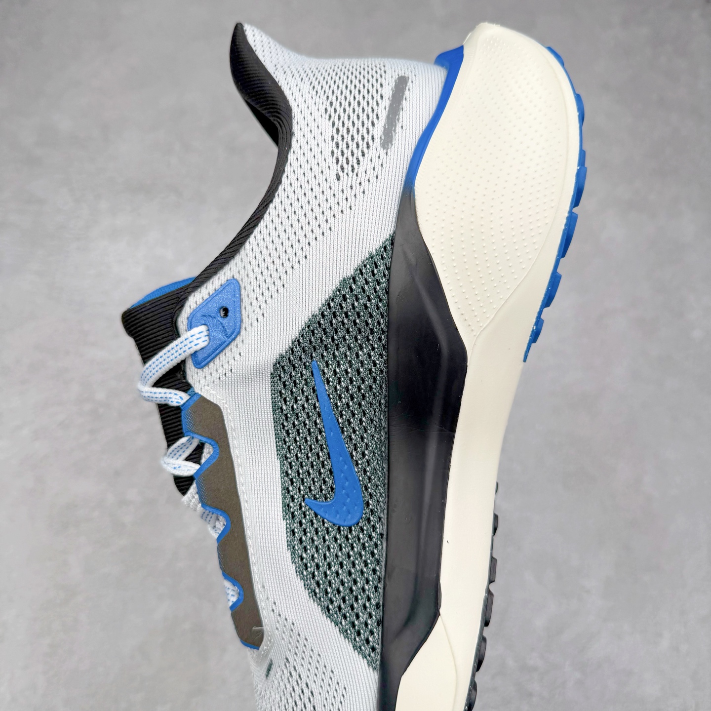 图片[7]-＃特价福利 NK Zoom Pegasus 飞马41代马拉松系列网面透气缓震疾速跑鞋 拥有 Zoom Air 一如既往的稳定感和流畅感 鞋面采用工程网眼设计 为特定高热区域营造出色透气性 进一步增加鞋面的穿孔数量 让足部能够快速散热 中足搭配 Flywire 飞线 在高速运动时营造舒适稳定的贴合感 内置Zoon气垫加持 动力十足 尺码：36 36.5 37.5 38 38.5 39 40 40.5 41 42 42.5 43 44 44.5 45-选品中心