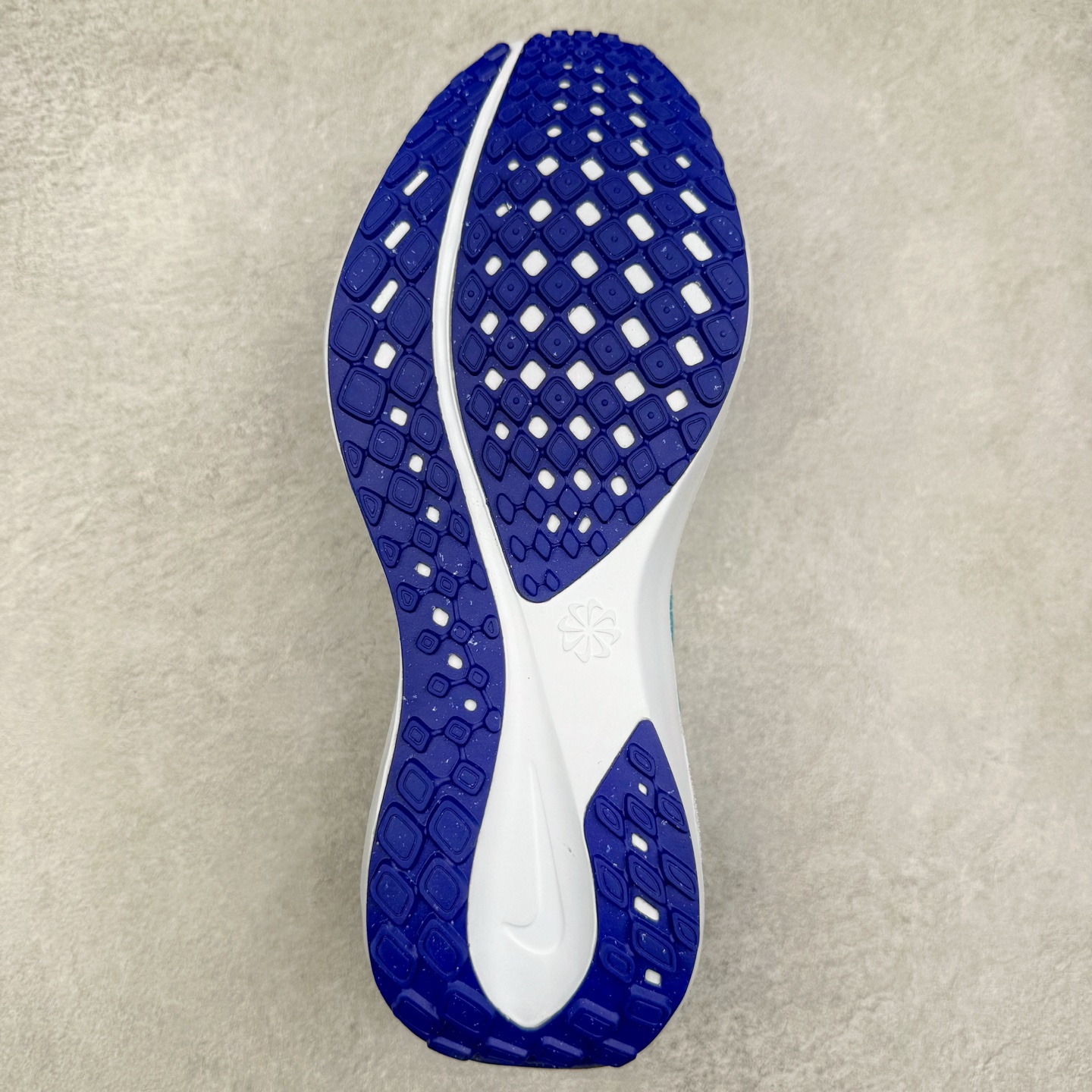 图片[9]-＃特价福利 NK Zoom Pegasus 飞马41代马拉松系列网面透气缓震疾速跑鞋 拥有 Zoom Air 一如既往的稳定感和流畅感 鞋面采用工程网眼设计 为特定高热区域营造出色透气性 进一步增加鞋面的穿孔数量 让足部能够快速散热 中足搭配 Flywire 飞线 在高速运动时营造舒适稳定的贴合感 内置Zoon气垫加持 动力十足 尺码：36 36.5 37.5 38 38.5 39 40 40.5 41 42 42.5 43 44 44.5 45-选品中心