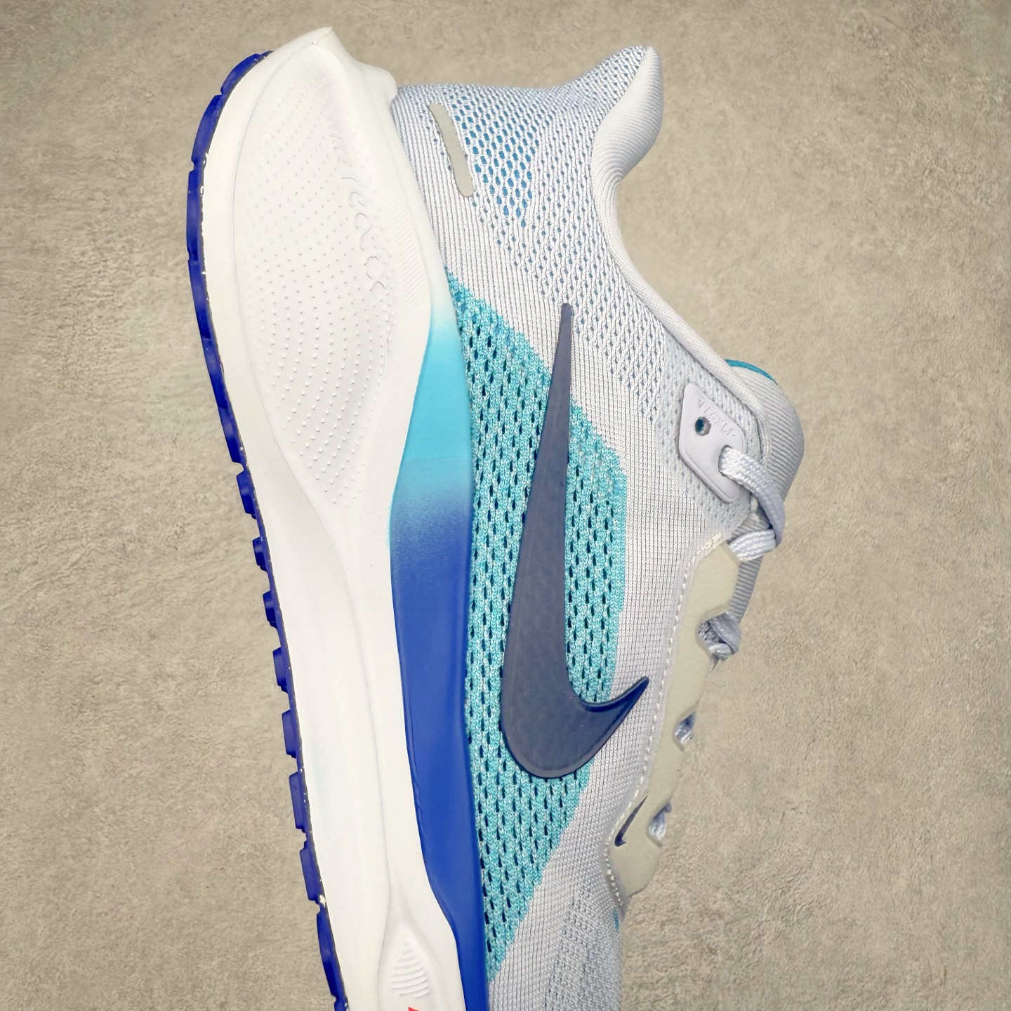 图片[6]-＃特价福利 NK Zoom Pegasus 飞马41代马拉松系列网面透气缓震疾速跑鞋 拥有 Zoom Air 一如既往的稳定感和流畅感 鞋面采用工程网眼设计 为特定高热区域营造出色透气性 进一步增加鞋面的穿孔数量 让足部能够快速散热 中足搭配 Flywire 飞线 在高速运动时营造舒适稳定的贴合感 内置Zoon气垫加持 动力十足 尺码：36 36.5 37.5 38 38.5 39 40 40.5 41 42 42.5 43 44 44.5 45-选品中心