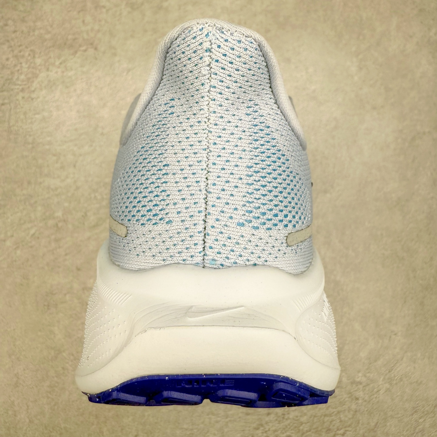 图片[8]-＃特价福利 NK Zoom Pegasus 飞马41代马拉松系列网面透气缓震疾速跑鞋 拥有 Zoom Air 一如既往的稳定感和流畅感 鞋面采用工程网眼设计 为特定高热区域营造出色透气性 进一步增加鞋面的穿孔数量 让足部能够快速散热 中足搭配 Flywire 飞线 在高速运动时营造舒适稳定的贴合感 内置Zoon气垫加持 动力十足 尺码：36 36.5 37.5 38 38.5 39 40 40.5 41 42 42.5 43 44 44.5 45-选品中心