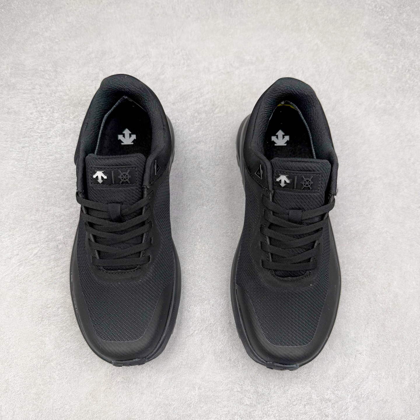 图片[2]-＃HP DESCENTE Dualis 迪桑特防水户外耐磨低帮生活休闲徒步登山鞋 DESCENTE（迪桑特）创立于1935年，品牌名取自法语词汇，意为“滑降”。品牌箭头标识代表滑雪的三种技术“高速直线滑行”、“穿越”和“侧滑”，也寓意品牌在打造高端专业运动产品中不断追求完美的创新精神，致力于成为中国高端专业滑雪、综训、女子、铁人三项、高尔夫的第一品牌。尺码：39 40 41 42 43 44 45-选品中心