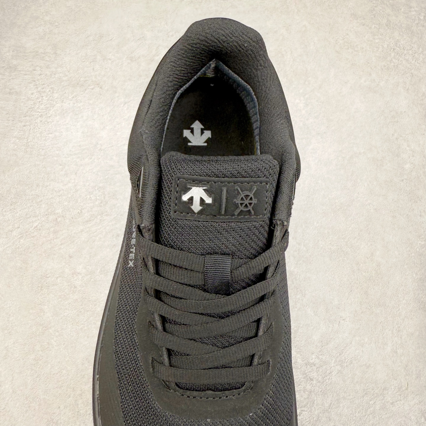 图片[5]-＃HP DESCENTE Dualis 迪桑特防水户外耐磨低帮生活休闲徒步登山鞋 DESCENTE（迪桑特）创立于1935年，品牌名取自法语词汇，意为“滑降”。品牌箭头标识代表滑雪的三种技术“高速直线滑行”、“穿越”和“侧滑”，也寓意品牌在打造高端专业运动产品中不断追求完美的创新精神，致力于成为中国高端专业滑雪、综训、女子、铁人三项、高尔夫的第一品牌。尺码：39 40 41 42 43 44 45-选品中心