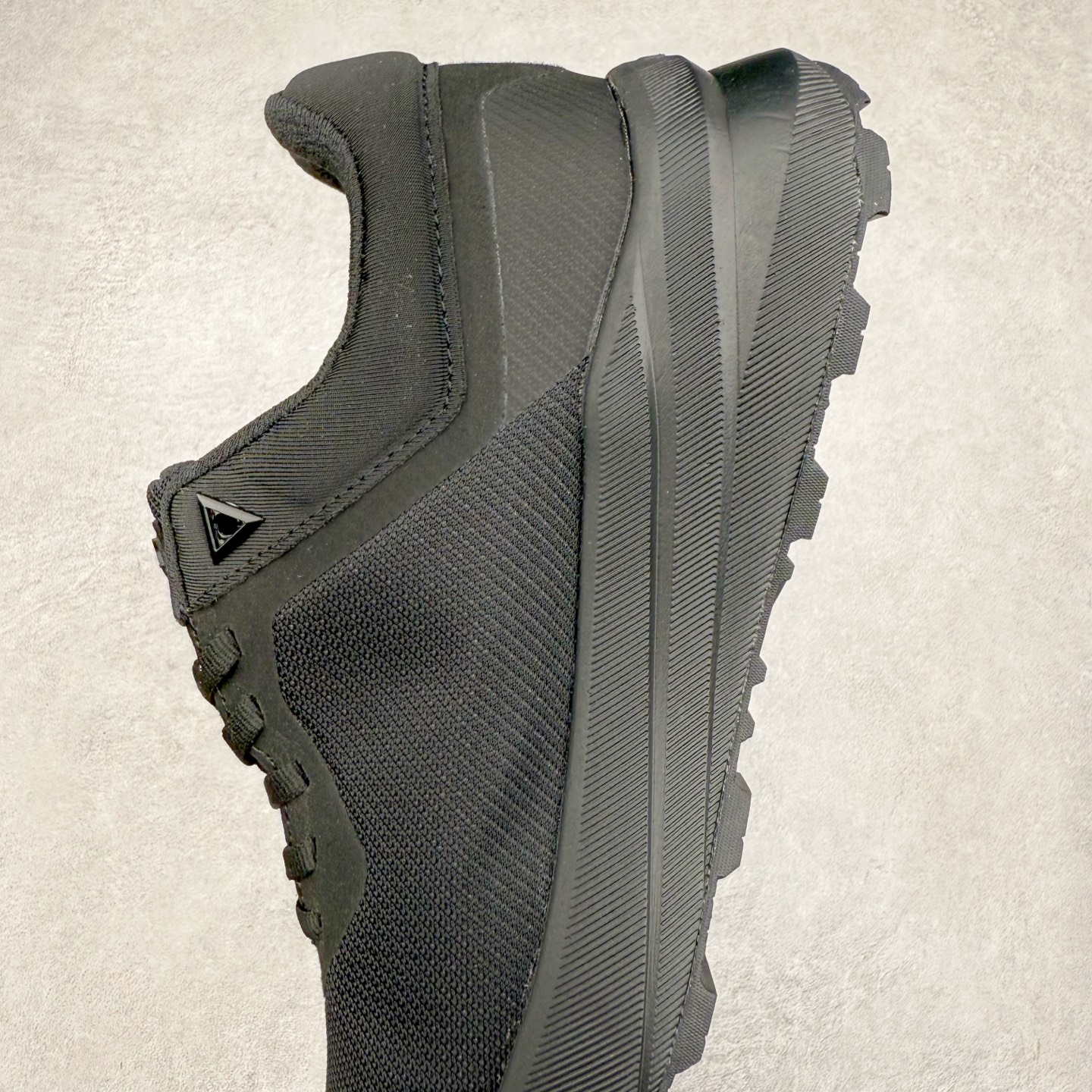 图片[7]-＃HP DESCENTE Dualis 迪桑特防水户外耐磨低帮生活休闲徒步登山鞋 DESCENTE（迪桑特）创立于1935年，品牌名取自法语词汇，意为“滑降”。品牌箭头标识代表滑雪的三种技术“高速直线滑行”、“穿越”和“侧滑”，也寓意品牌在打造高端专业运动产品中不断追求完美的创新精神，致力于成为中国高端专业滑雪、综训、女子、铁人三项、高尔夫的第一品牌。尺码：39 40 41 42 43 44 45-选品中心