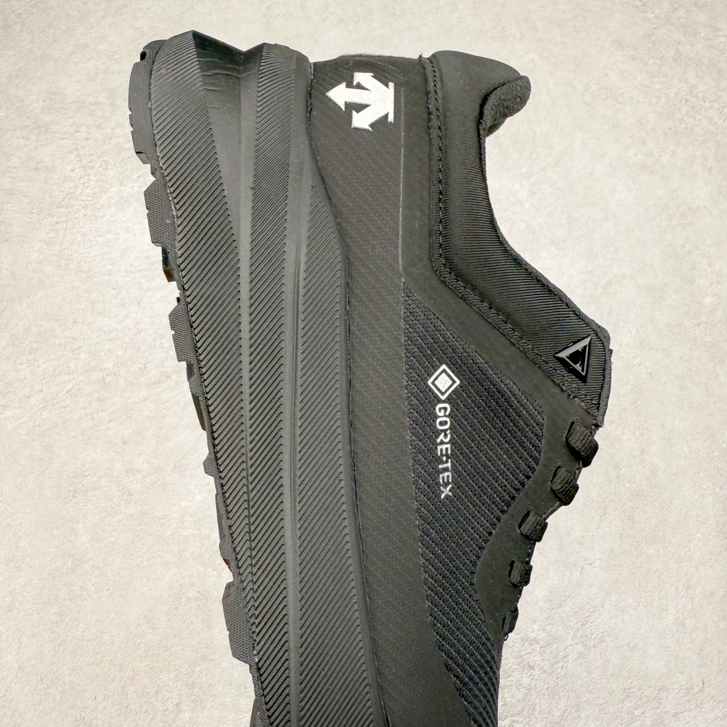 图片[6]-＃HP DESCENTE Dualis 迪桑特防水户外耐磨低帮生活休闲徒步登山鞋 DESCENTE（迪桑特）创立于1935年，品牌名取自法语词汇，意为“滑降”。品牌箭头标识代表滑雪的三种技术“高速直线滑行”、“穿越”和“侧滑”，也寓意品牌在打造高端专业运动产品中不断追求完美的创新精神，致力于成为中国高端专业滑雪、综训、女子、铁人三项、高尔夫的第一品牌。尺码：39 40 41 42 43 44 45-选品中心