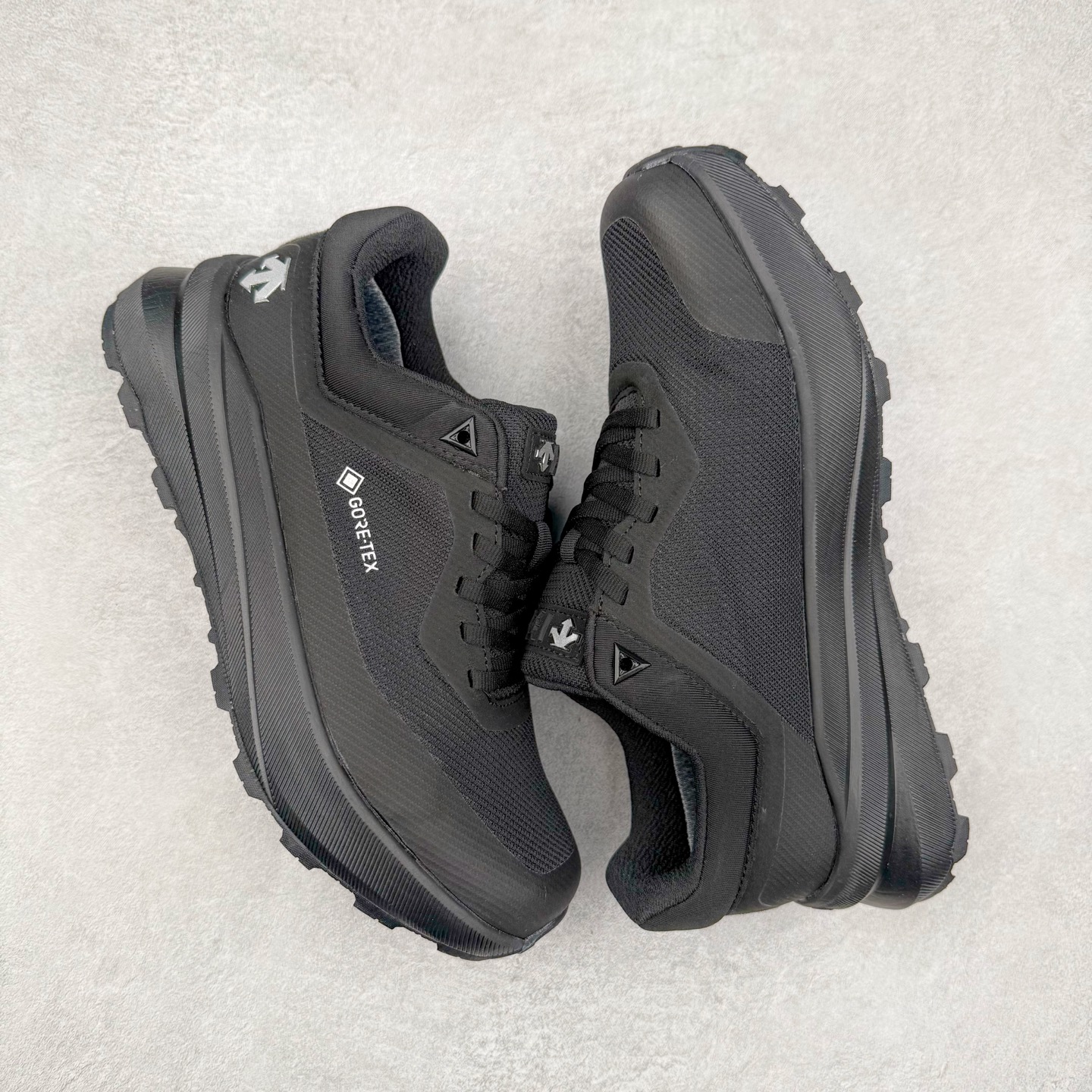 图片[3]-＃HP DESCENTE Dualis 迪桑特防水户外耐磨低帮生活休闲徒步登山鞋 DESCENTE（迪桑特）创立于1935年，品牌名取自法语词汇，意为“滑降”。品牌箭头标识代表滑雪的三种技术“高速直线滑行”、“穿越”和“侧滑”，也寓意品牌在打造高端专业运动产品中不断追求完美的创新精神，致力于成为中国高端专业滑雪、综训、女子、铁人三项、高尔夫的第一品牌。尺码：39 40 41 42 43 44 45-选品中心