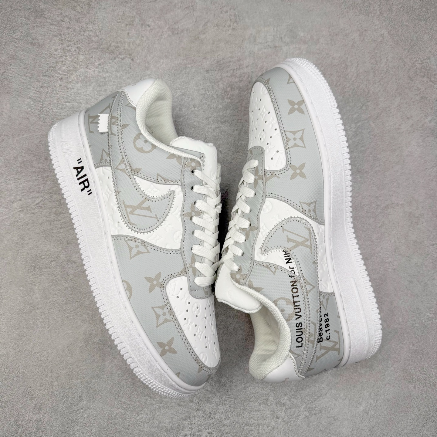 图片[3]-Louis Vuitton x NK Air Force 1 联名款 空军一号低帮休闲运动板鞋 毫无疑问 今年的鞋王非 LV x Air Force1 莫属 LV 的强强联名 再加上是 Virgil Abloh 联名鞋款的绝唱系列 让鞋头们又多了一个不得不买的理由 苏富比在官方 ins 账号上发布了 LV x Nike Air Force 1 第一波发售信息，会以线上拍卖的形式在苏富比网站上进行发售 限量200双 尺码从 US5到 US18 每双鞋的起拍价为2,000美元 预估价在5,000-15,000美元 拍卖所得收益将全数捐赠给 Virgil Abloh 创立的「Post-Modern」奖学金基金 拍卖时间从1月26日进行到2月8日 发售的第一双是最具代表性的小牛皮 LV 老花款式 它集合了 LV 与 Virgil 最经典的设计 鞋身拼接了 LV 两大经典 monogram 印花和 damier 棋盘格元素 侧面、鞋带上的“AIR”“LACET”字样是 Virgil 的招牌设计 白色中底搭配 LV 经典棕色 尽显奢华魅力 此次拍卖还会附带特别版皮质鞋盒 通体一身的橘色鞋盒印满了 LV monogram 老花 顶部搭配了白色锁扣以及 Swoosh 吊饰 日常还可以当作旅行箱使用 尺码：36 36.5 37.5 38 38.5 39 40 40.5 41 42 42.5 43 44 44.5 45-选品中心